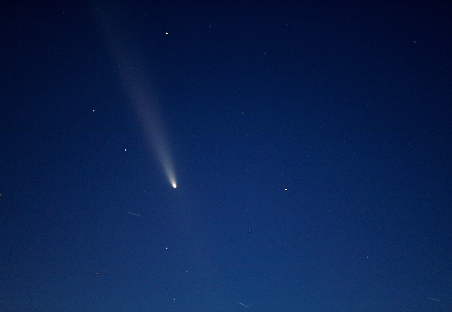 Sao chổi bay qua bầu trời đêm Bắc Macedonia để lại vệt sáng diễm lệ. (Ảnh: Reuters)
