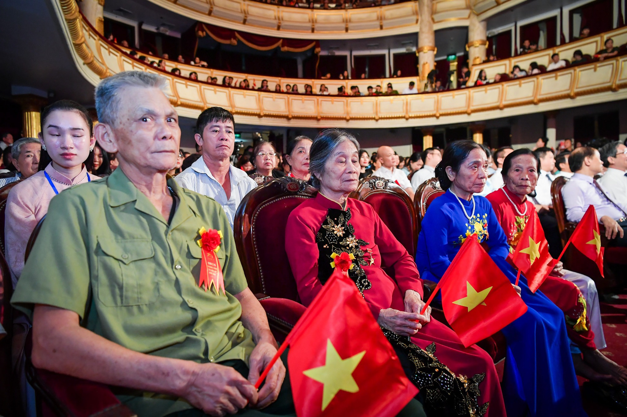 Chương trình cũng vinh dự có sự hiện diện của các Mẹ Việt Nam Anh hùng, các đồng chí lão thành cách mạng, Anh hùng lực lượng vũ trang nhân dân, Anh hùng Lao động, người có công và thân nhân liệt sỹ đến từ Thành phố Hà Nội và các tỉnh Thanh Hóa, Hà Tĩnh, Nghệ An, Thái Nguyên, Bắc Giang, Tuyên Quang,... Chương trình cũng vinh dự có sự hiện diện của các Mẹ Việt Nam Anh hùng, các đồng chí lão thành cách mạng, Anh hùng lực lượng vũ trang nhân dân, Anh hùng Lao động, người có công và thân nhân liệt sỹ đến từ Thành phố Hà Nội và các tỉnh Thanh Hóa, Hà Tĩnh, Nghệ An, Thái Nguyên, Bắc Giang, Tuyên Quang,...