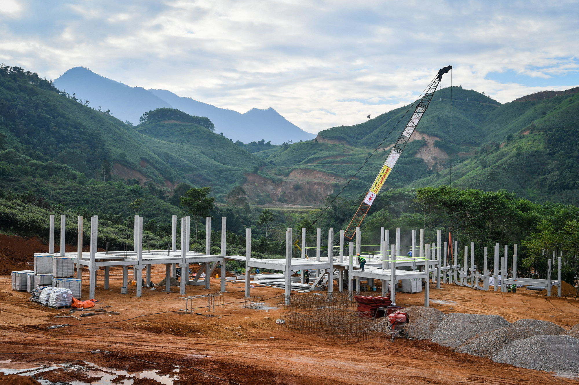 Địa phương phấn đấu đến hết năm 2025 hoàn thành các đặc trưng cơ bản, như: cấu trúc không gian, kiến trúc cảnh quan được bảo tồn và chỉnh trang kết hợp hài hòa giữa truyền thống và hiện đại; kết cấu hạ tầng kinh tế-xã hội đồng bộ, thuận lợi, phục vụ tốt sản xuất và đáp ứng nhu cầu dân sinh; môi trường cảnh quan sáng, xanh, sạch, đẹp, an toàn, văn minh, giàu bản sắc văn hóa truyền thống; hệ sinh thái tự nhiên được khôi phục, cải tạo; các hình thức sinh hoạt văn hóa, thể thao dân gian truyền thống được giữ gìn và phát huy; người dân được hỗ trợ nâng cao năng lực phát triển sản xuất, kinh doanh, tạo sinh kế, việc làm ổn định tại chỗ, nâng cao thu nhập...