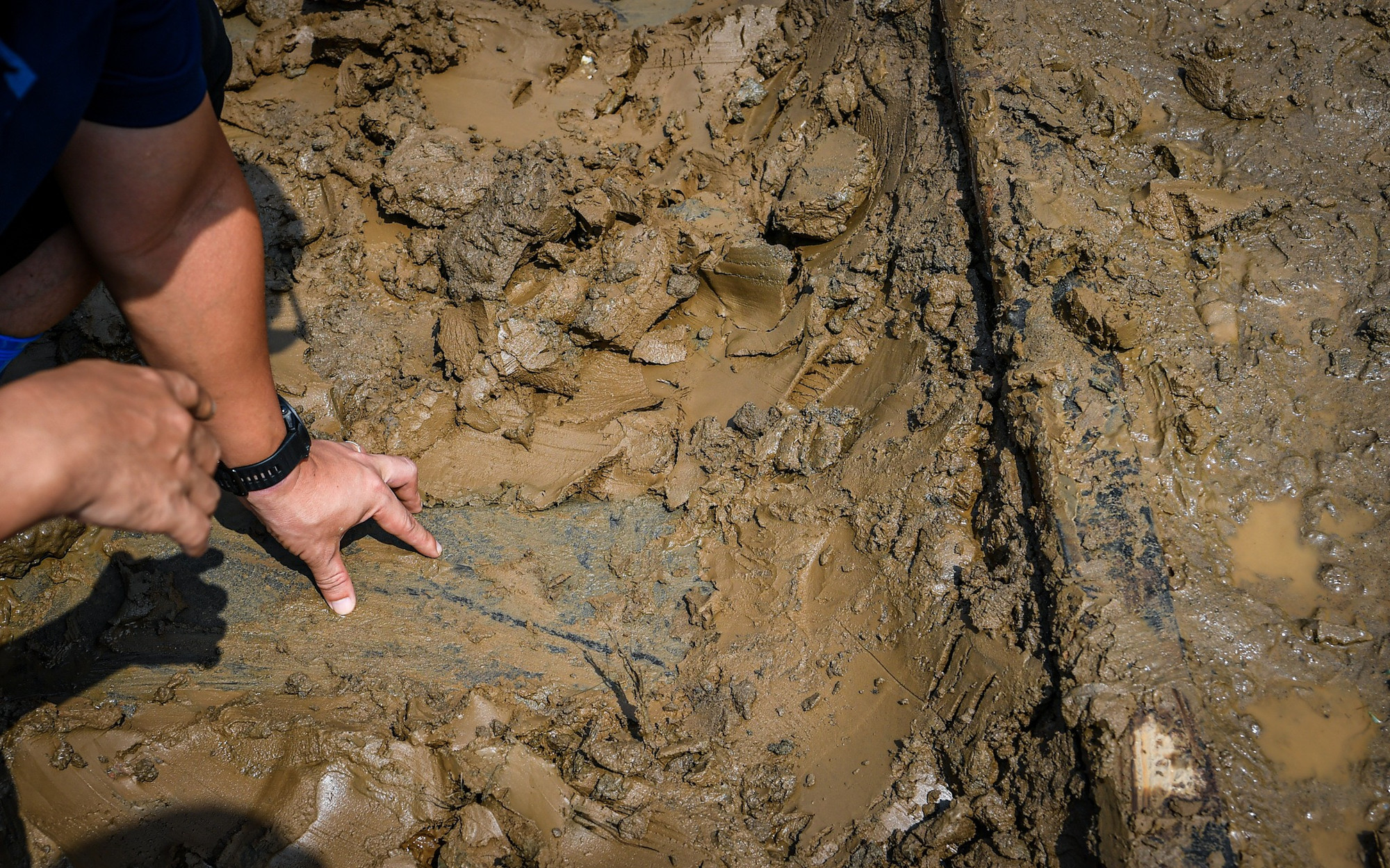 Trong ảnh là thanh tà vẹt xuất hiện sau khi hàng trăm mét khối đất được dọn đi.