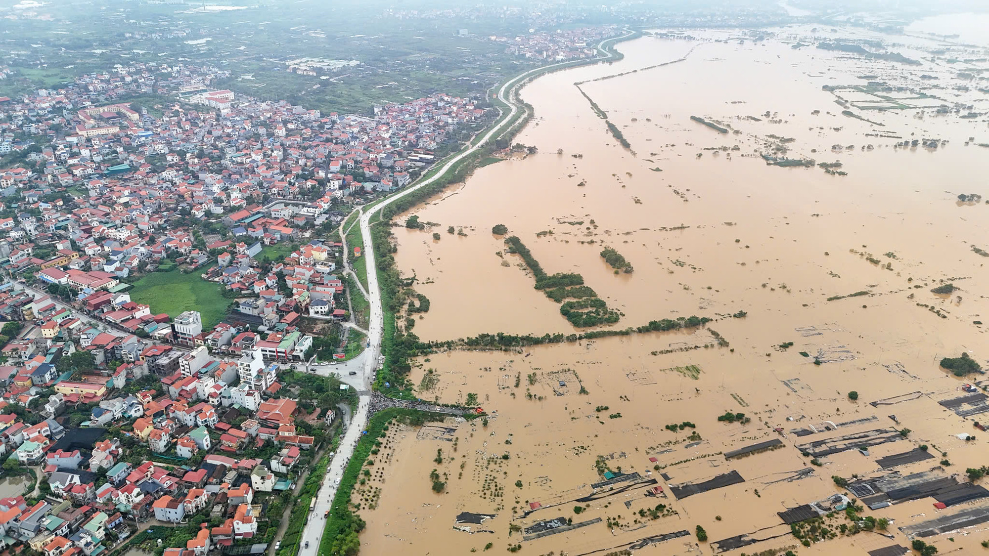 Do ảnh hưởng của cơn bão số 3, mực nước sông Hồng tại 3 xã Xuân Quan, Phụng Công, Văn Đức (Văn Giang, Hưng Yên) dâng nhanh, gây ra hiện tượng ngập lụt trên diện rộng.