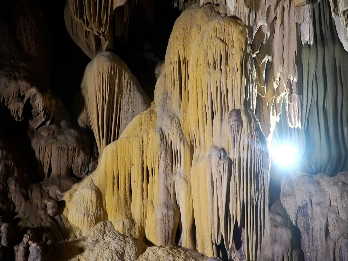 Những thạch nhũ trong động Vân Tiên khiến ai cũng mê mẫn muốn một lần được chinh phục hang động này.