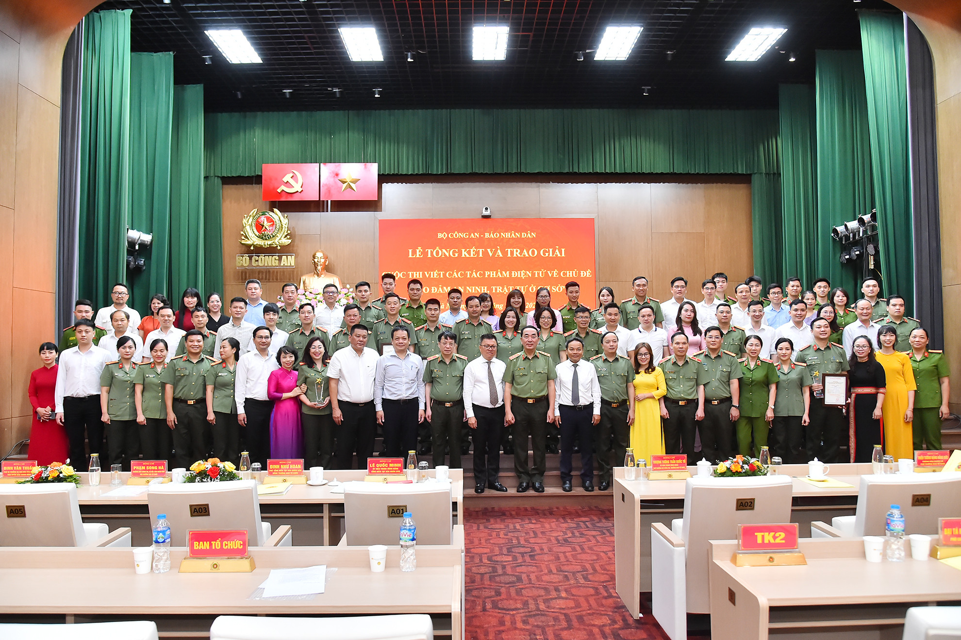 Các tác giả, nhóm tác giả đoạt giải chụp ảnh lưu niệm cùng Ban tổ chức. (Ảnh: THỦY NGUYÊN)