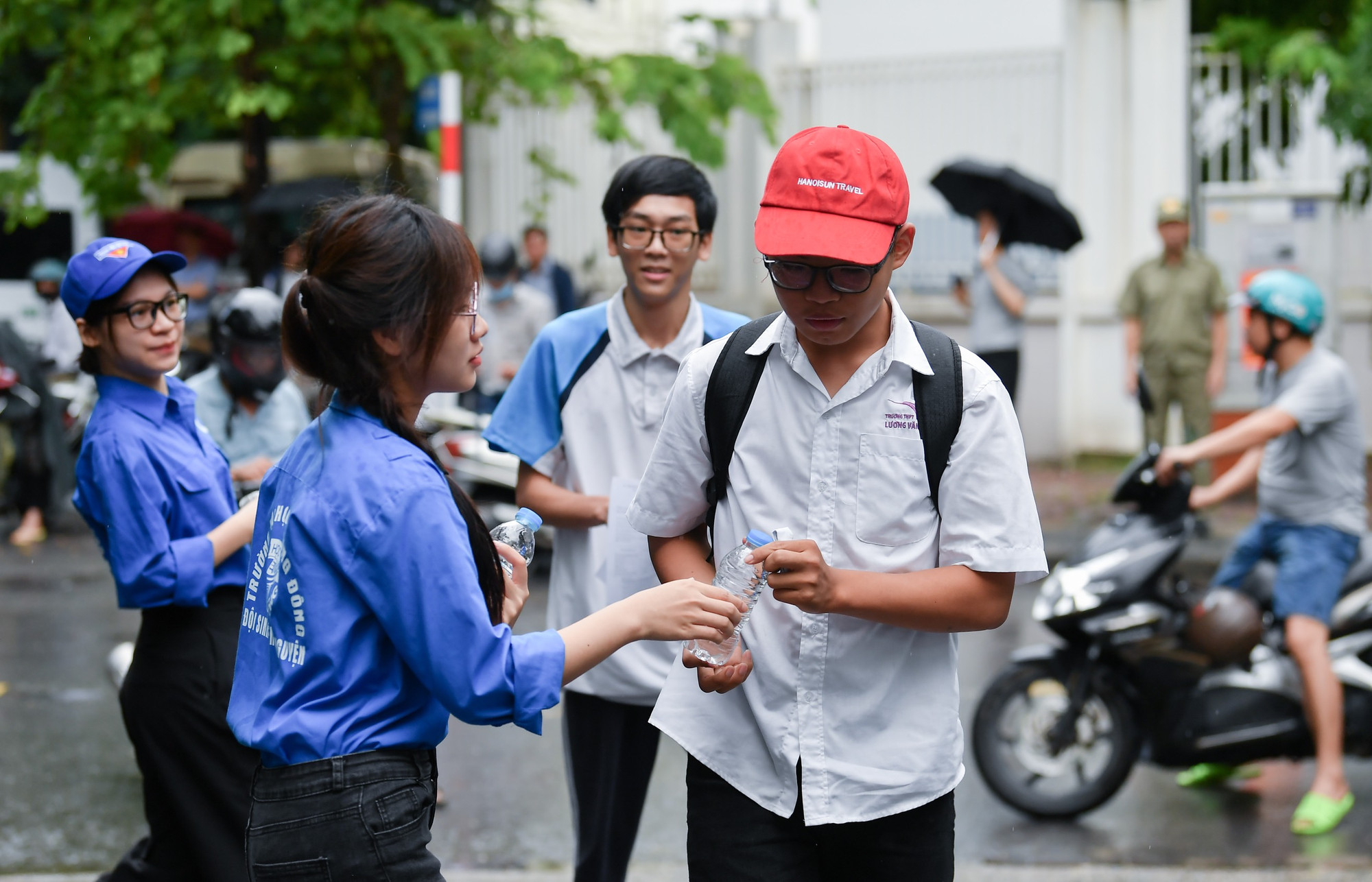 Lực lượng sinh viên tình nguyện cũng có mặt, tiếp sức cho các thí sinh.