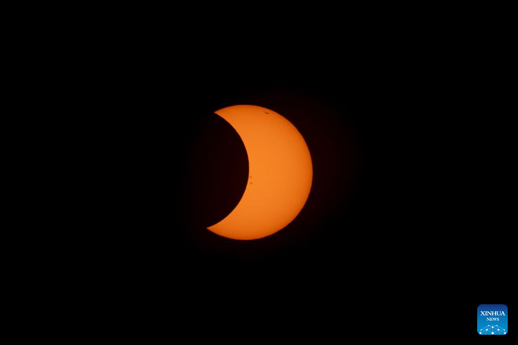[Ảnh] Nhật thực hình khuyên tạo ra 'vòng lửa' kỳ diệu trên bầu trời Nam Mỹ ảnh 2