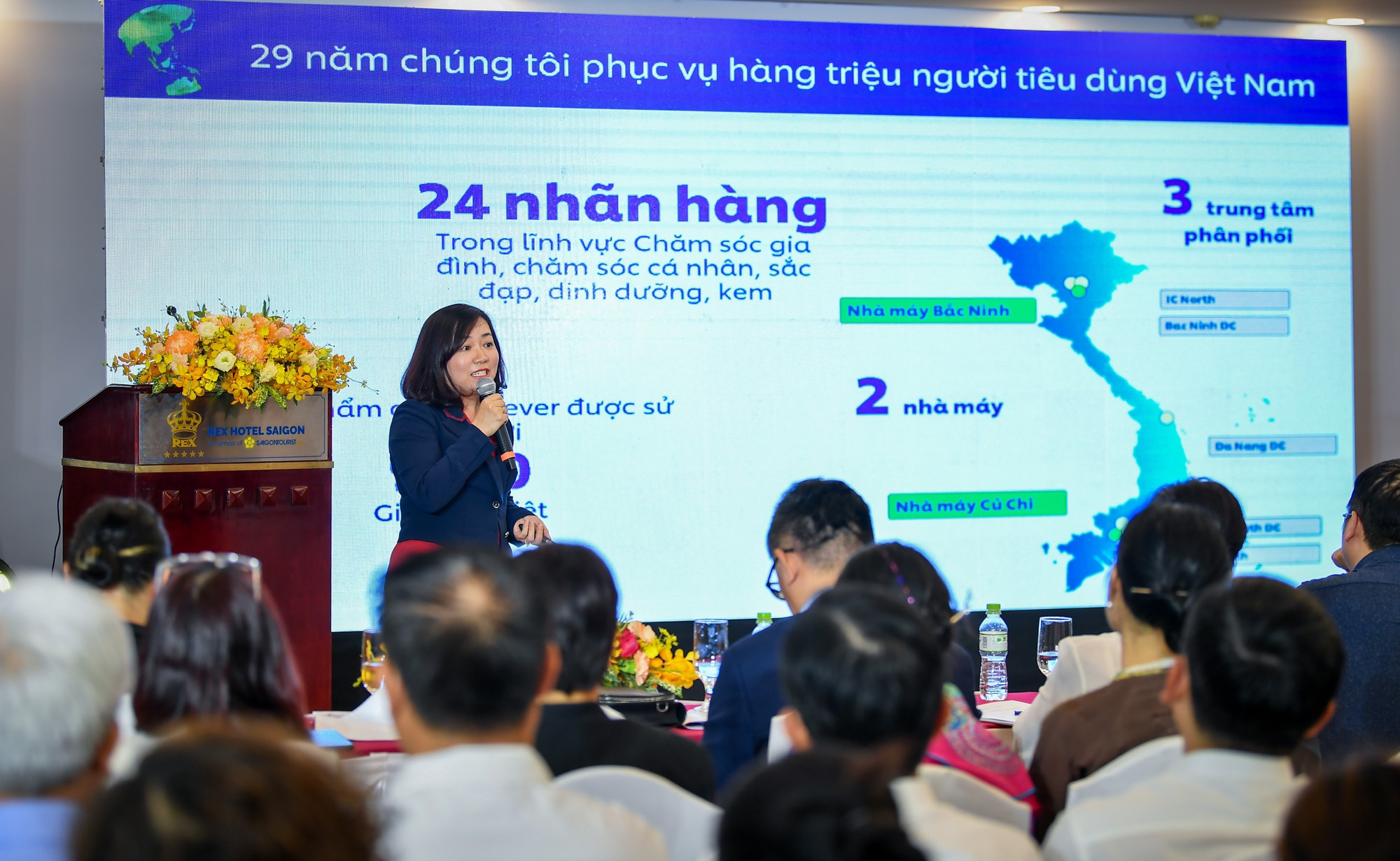Bà Lê Thị Hồng Nhi, Giám đốc Truyền thông và đối ngoại Unilever Việt Nam trình bày tham luận tại phiên.