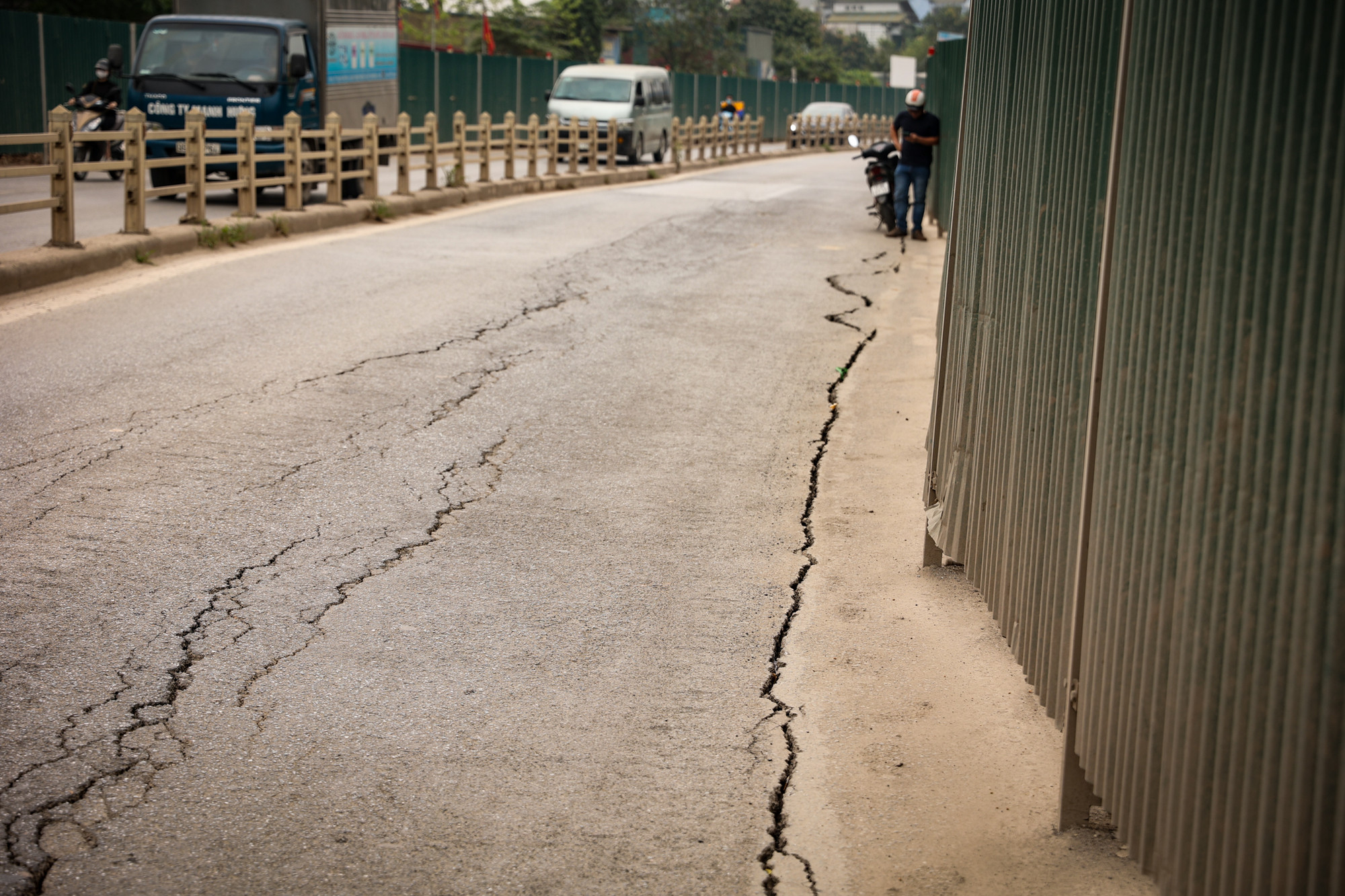 [Ảnh] Lại xuất hiện nhiều vết nứt sâu dọc mặt đê Âu Cơ ảnh 7