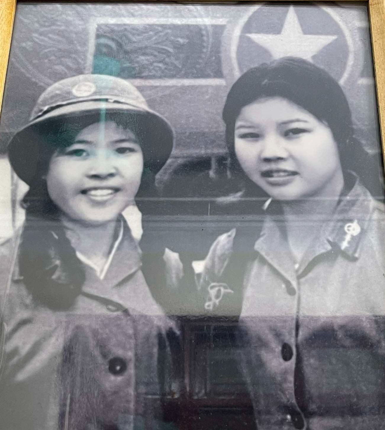 Bức ảnh kỷ niệm về những ngày lái xe vượt đường Trường Sơn được treo trang trọng tại nhà bà Vân.