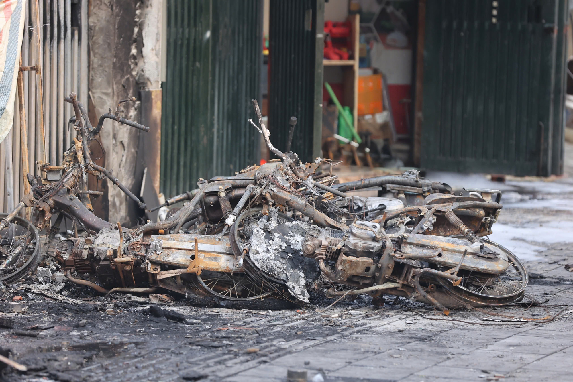 Một xác xe máy trơ khung bên ngoài hiện trường.