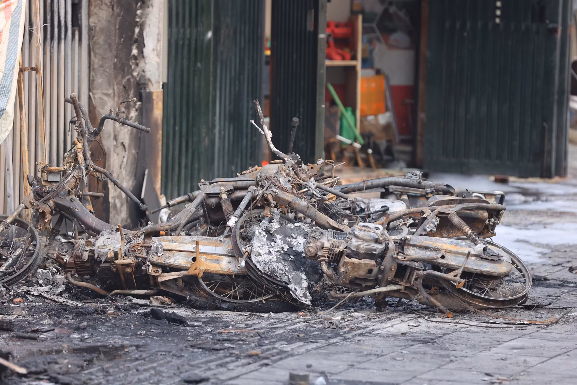 Một xác xe máy trơ khung bên ngoài hiện trường.