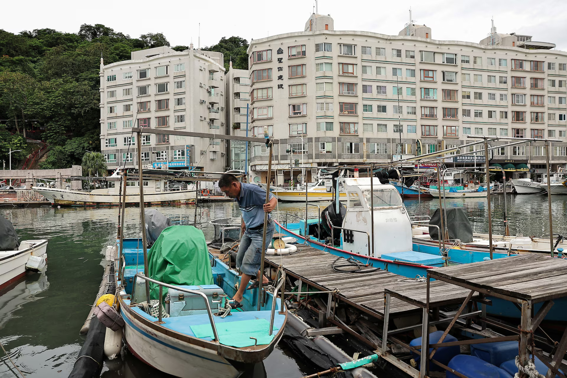 [Ảnh] Người dân Đài Loan (Trung Quốc) gia cố nhà cửa chuẩn bị đón siêu bão Krathon ảnh 3