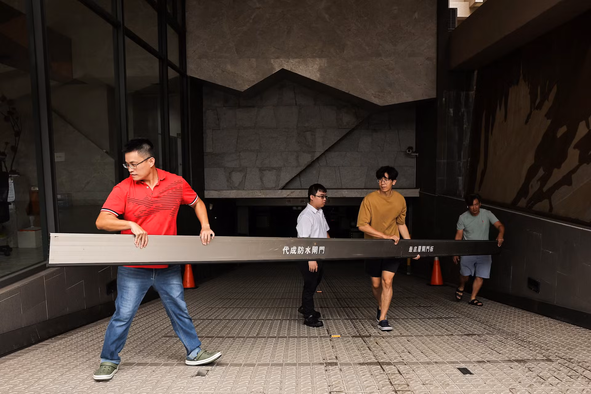 [Ảnh] Người dân Đài Loan (Trung Quốc) gia cố nhà cửa chuẩn bị đón siêu bão Krathon ảnh 6