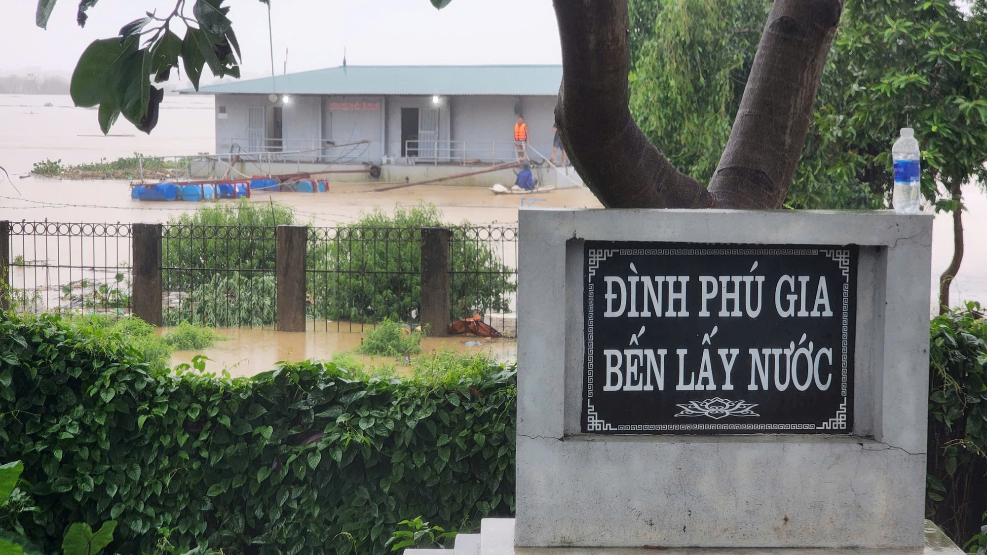 "Bình thường, để xuống sông từ Bến lấy nước đình Phú Gia phải đi bộ khoảng 5 phút. Thế nhưng, sáng nay, nước đã mấp mé gần phần đường xi măng ngoài đê", ông Sử, một người dân làng Phú Thượng lo lắng. "Bình thường, để xuống sông từ Bến lấy nước đình Phú Gia phải đi bộ khoảng 5 phút. Thế nhưng, sáng nay, nước đã mấp mé gần phần đường xi măng ngoài đê", ông Sử, một người dân làng Phú Thượng lo lắng.