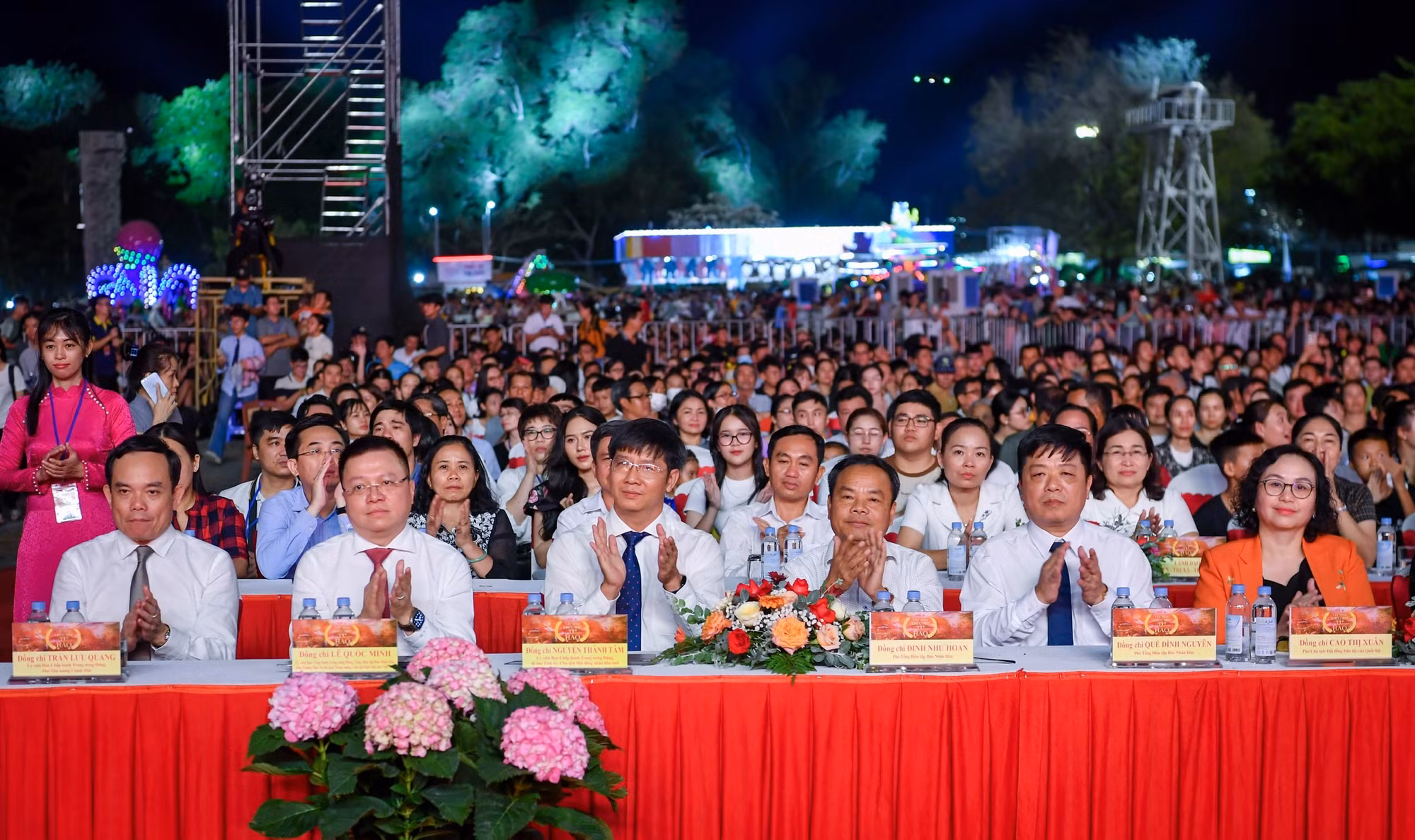 Các đại biểu tham dự chương trình Tây Ninh - Khúc hát tự hào. Các đại biểu tham dự chương trình Tây Ninh - Khúc hát tự hào.