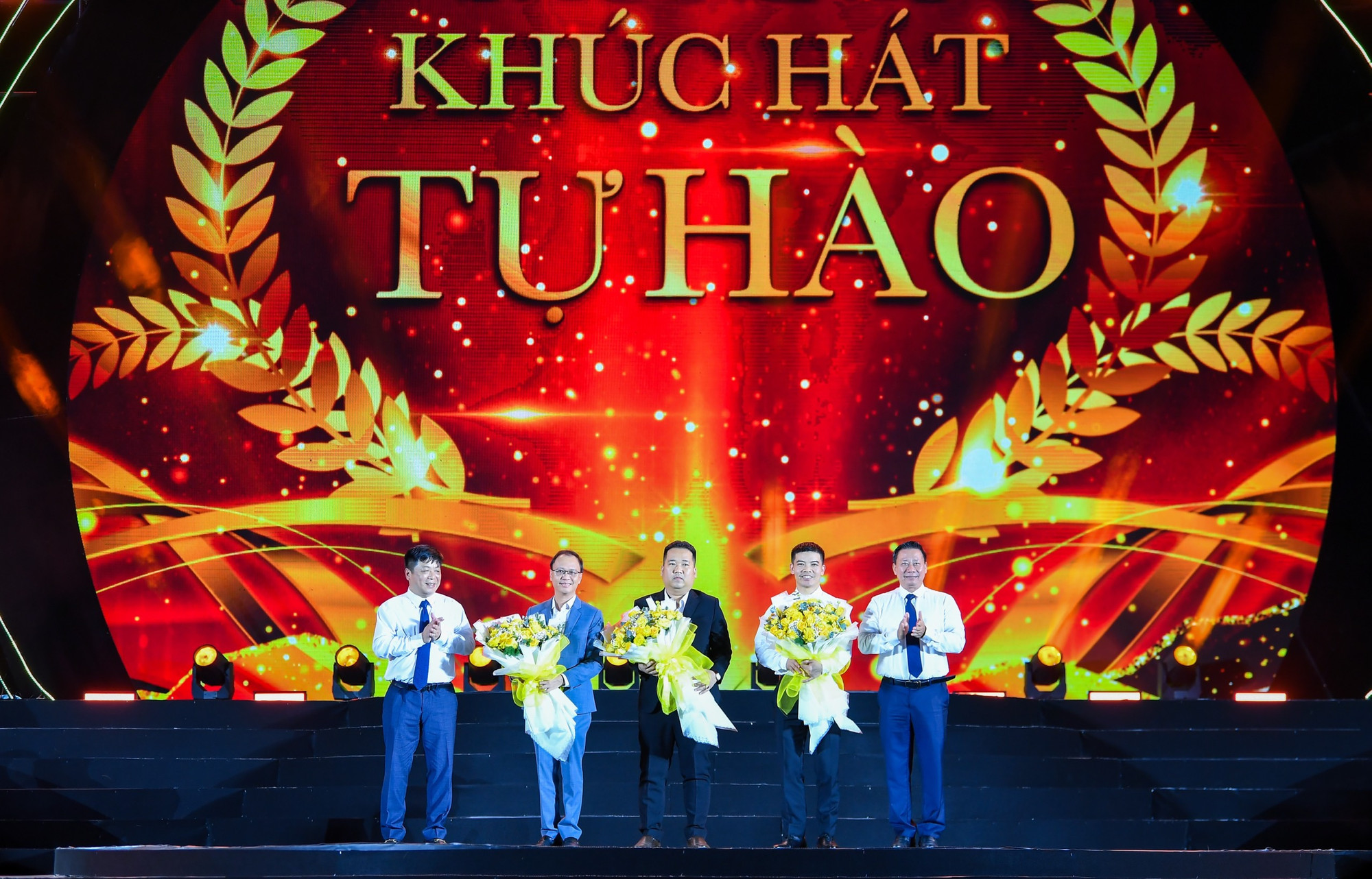 Các đồng chí Trần Thanh Ngọc, Phó Bí thư Tỉnh ủy, Chủ tịch Ủy ban nhân dân tỉnh Tây Ninh, Quế Đình Nguyên, Phó Tổng Biên tập Báo Nhân Dân tặng hoa cho đại diện các nhà tài trợ: Tập đoàn Sun Group, Tập đoàn Thaco Trường Hải, Ngân hàng Eximbank.