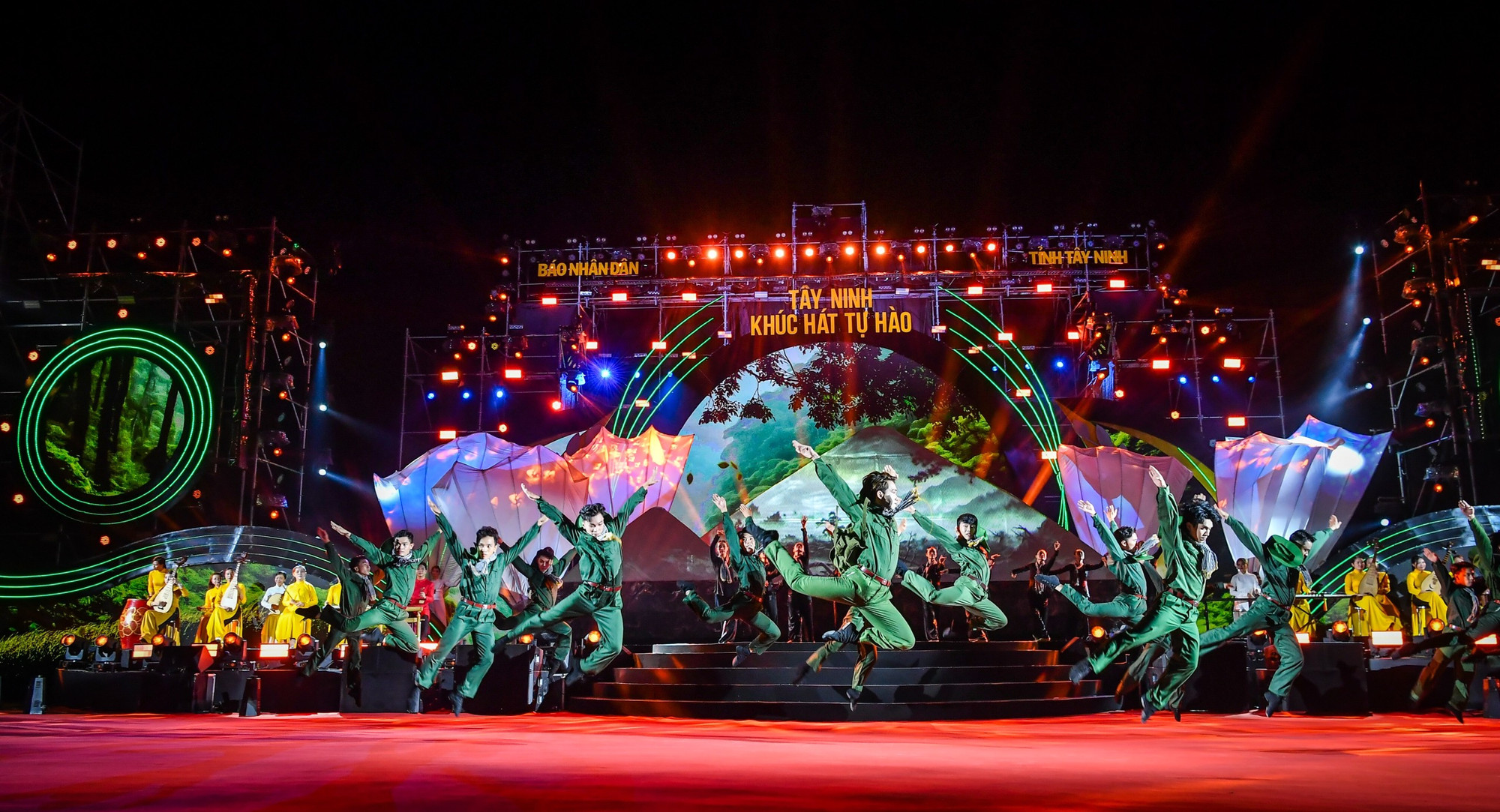 Các nghệ sĩ của Dàn nhạc dân tộc Sài Gòn ơi và Vũ đoàn Phương Việt biểu diễn tiết mục "Lên ngàn".