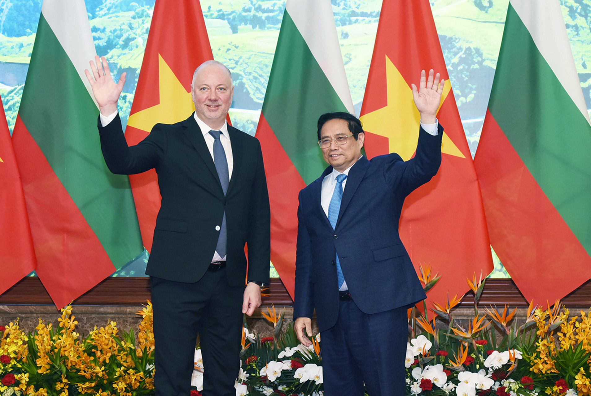 Thủ tướng Phạm Minh Chính và Chủ tịch Quốc hội Bulgaria Rossen Dimitrov Jeliazkov vẫy chào các cơ quan thông tấn, báo chí Thủ tướng Phạm Minh Chính và Chủ tịch Quốc hội Bulgaria Rossen Dimitrov Jeliazkov vẫy chào các cơ quan thông tấn, báo chí