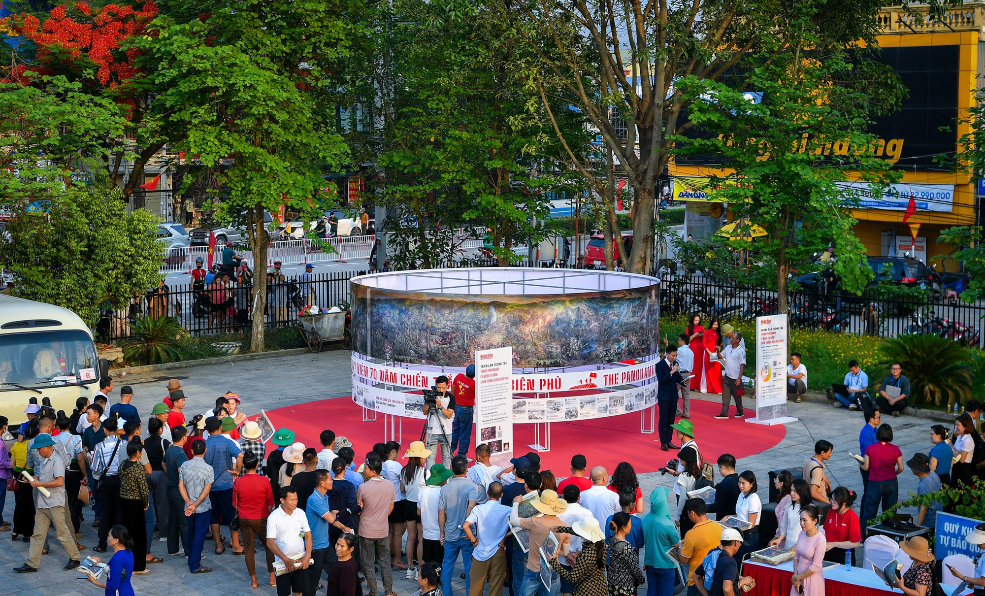 Buổi triển lãm đã thu hút được rất đông du khách tới tham dự.