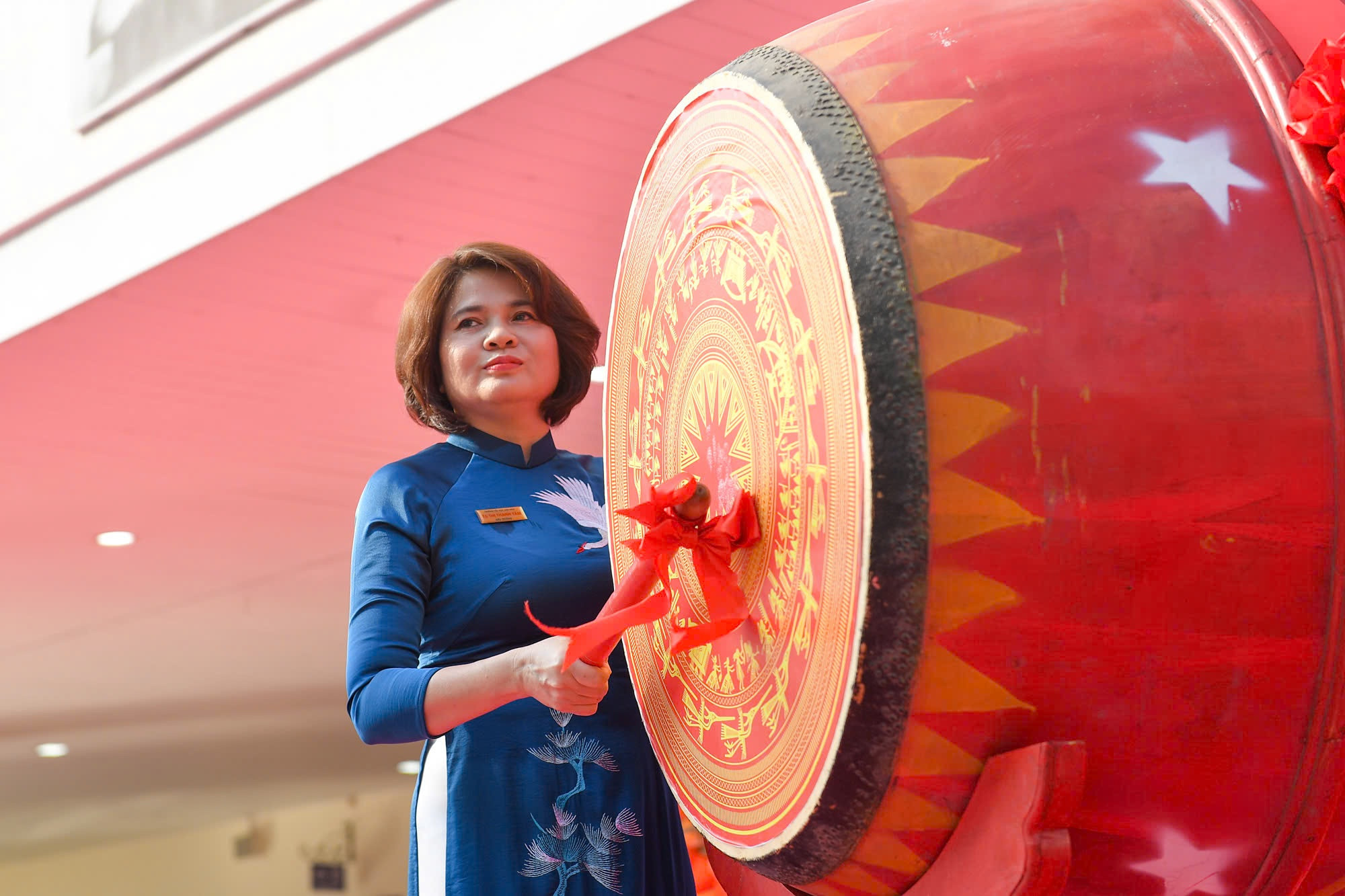 Cô Tạ Thị Thanh Tâm- hiệu trưởng trường tiểu học Linh đàm đánh trống khai giảng năm học.