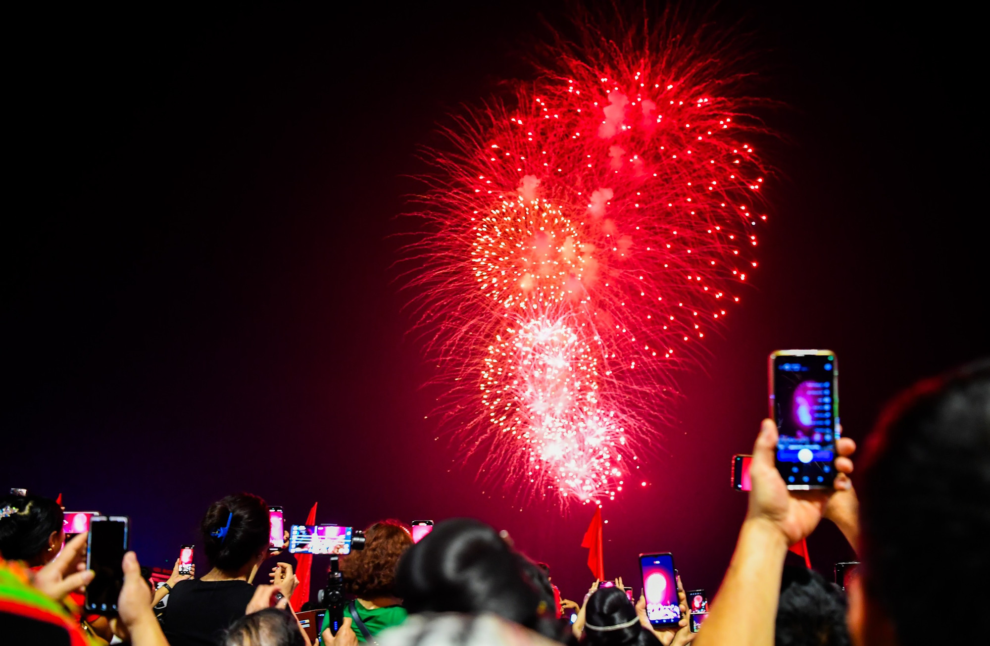 Người dân tranh thủ ghi lại những khoảnh khắc ấn tượng của màn bắn pháo hoa tầm cao.