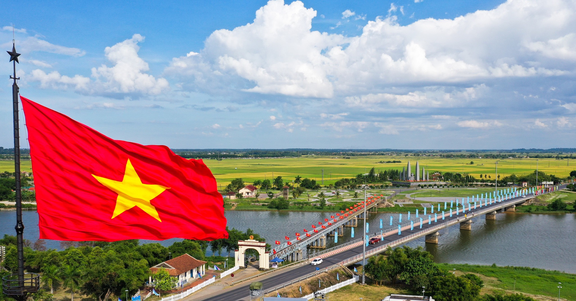 Cạnh cầu Hiền Lương lịch sử được phục dựng năm 2001 là cầu Hiền Lương bằng bê-tông cốt thép được Bộ Giao thông vận tải xây dựng vào năm 1996, dài 230m, rộng 11,5m nhằm phục vụ nhu cầu đi lại của người dân.