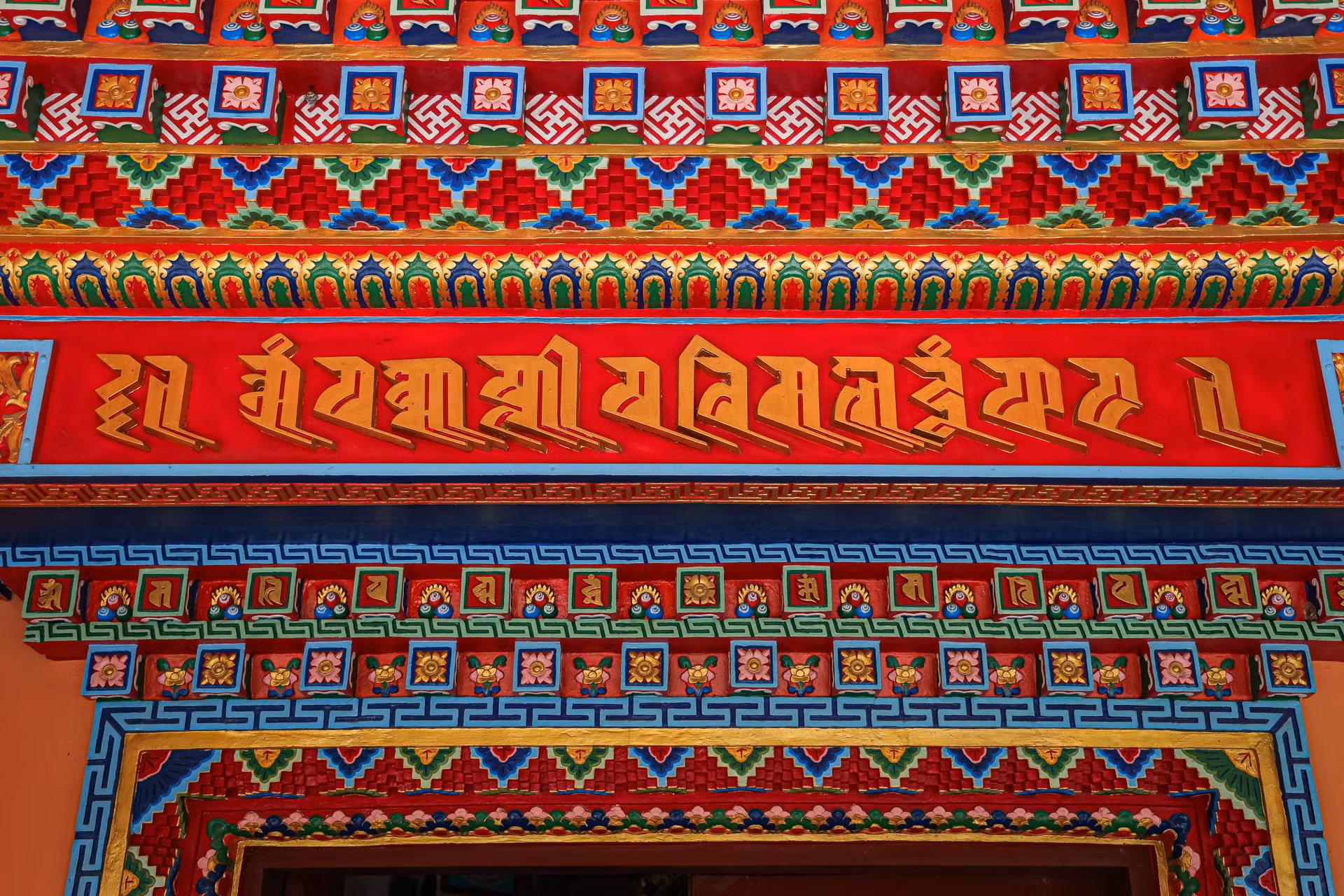 Màu sắc của ngôi chùa cũng rất chuẩn chỉ, thể hiện rõ môn phái của Mật giáo.