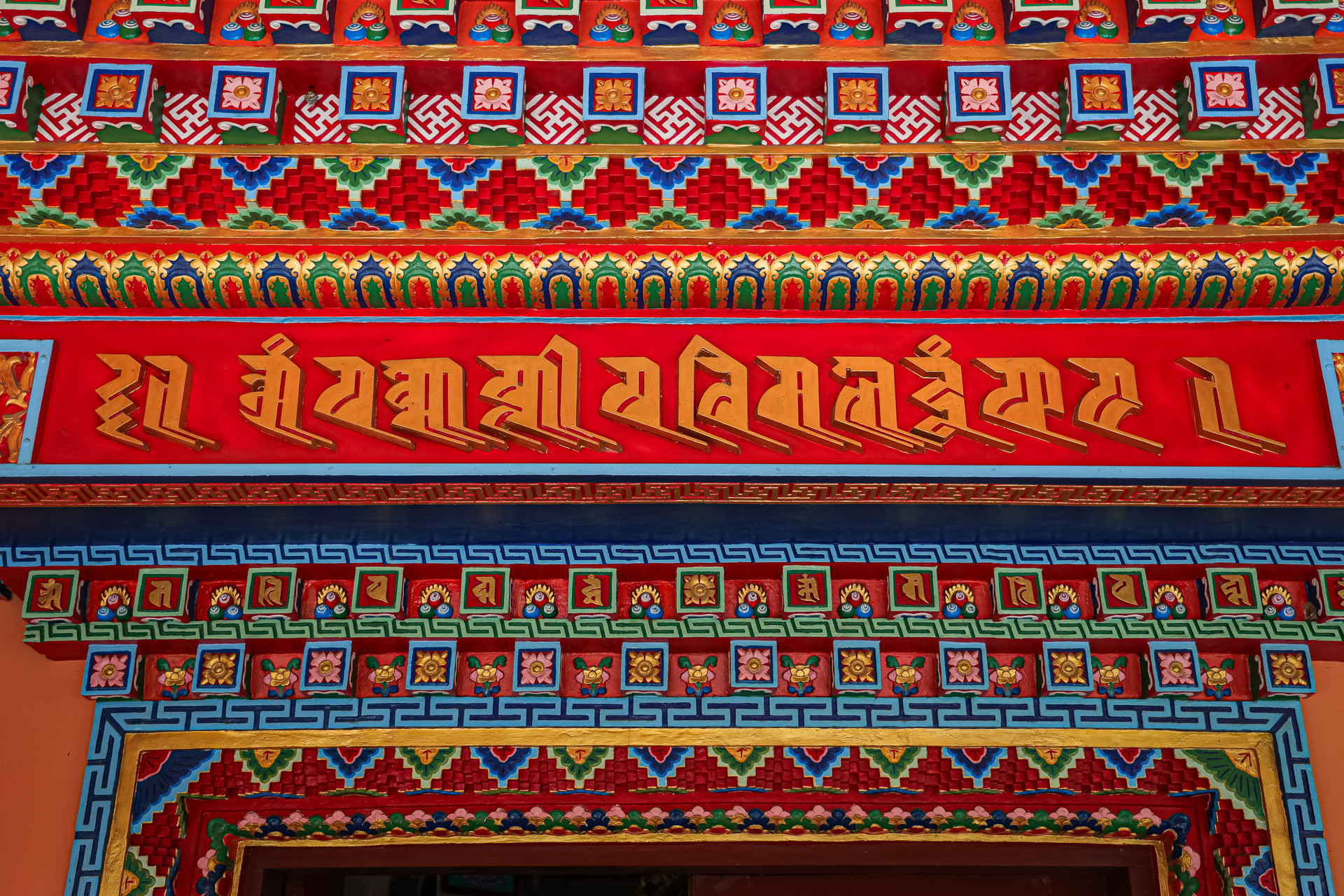 Màu sắc của ngôi chùa cũng rất chuẩn chỉ, thể hiện rõ môn phái của Mật giáo.