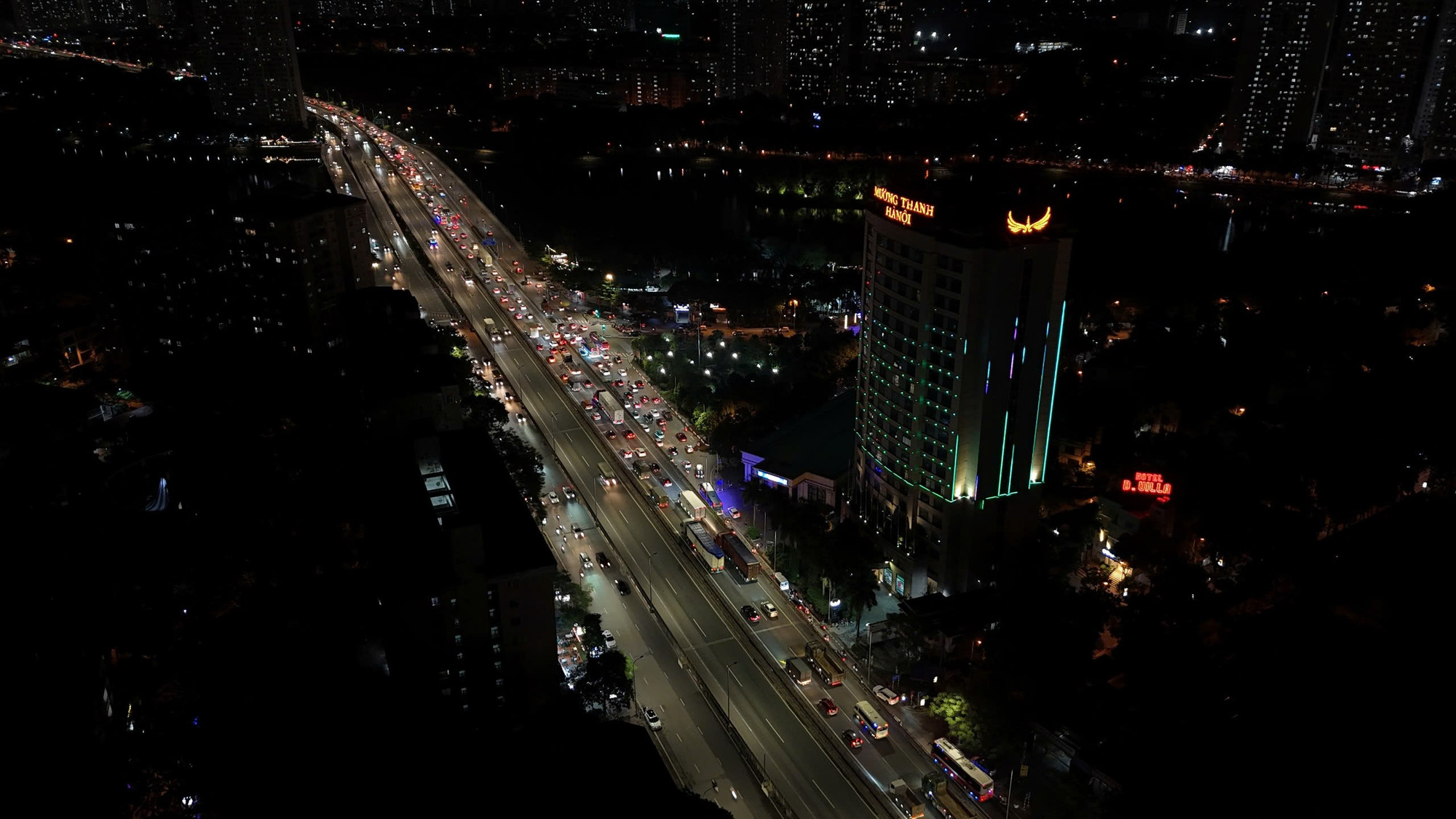 Trong ảnh là đường Vành đai 3 trên cao, đoạn chạy qua Linh Đàm. Có thể thấy, mặc dù đã muộn nhưng dòng xe vẫn hướng về cao tốc Pháp Vân-Cầu Giẽ. Ở hướng ngược lại, số lượng phương tiện rất ít. Trong ảnh là đường Vành đai 3 trên cao, đoạn chạy qua Linh Đàm. Có thể thấy, mặc dù đã muộn nhưng dòng xe vẫn hướng về cao tốc Pháp Vân-Cầu Giẽ. Ở hướng ngược lại, số lượng phương tiện rất ít.