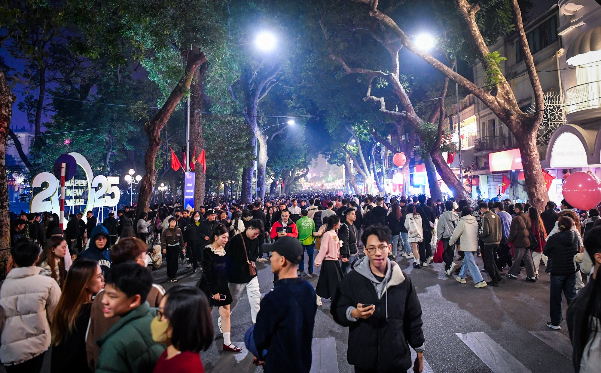 Ngoài việc ra đường tận hưởng những khoảnh khắc cuối cùng của năm cũ, người dân còn chờ đợi giờ phút pháo hoa sẽ rực sáng trên bầu trời.