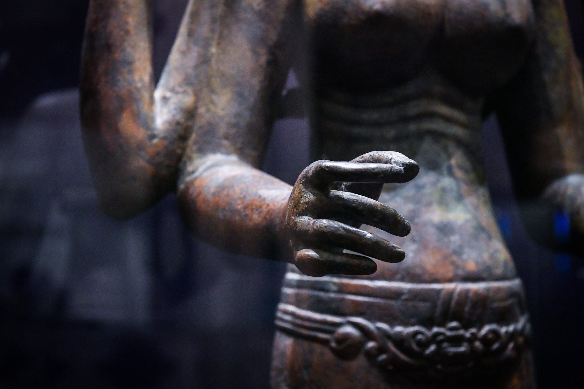 Tạo hình của nữ thần thường được thể hiện với hình ảnh của một người phụ nữ xinh đẹp, mạnh mẽ, có nhiều cánh tay, mỗi tay mang một vũ khí khác nhau. Trong văn hóa Óc Eo tượng nữ thần được tìm thấy khá nhiều ở khắp vùng đồng bằng Nam Bộ.