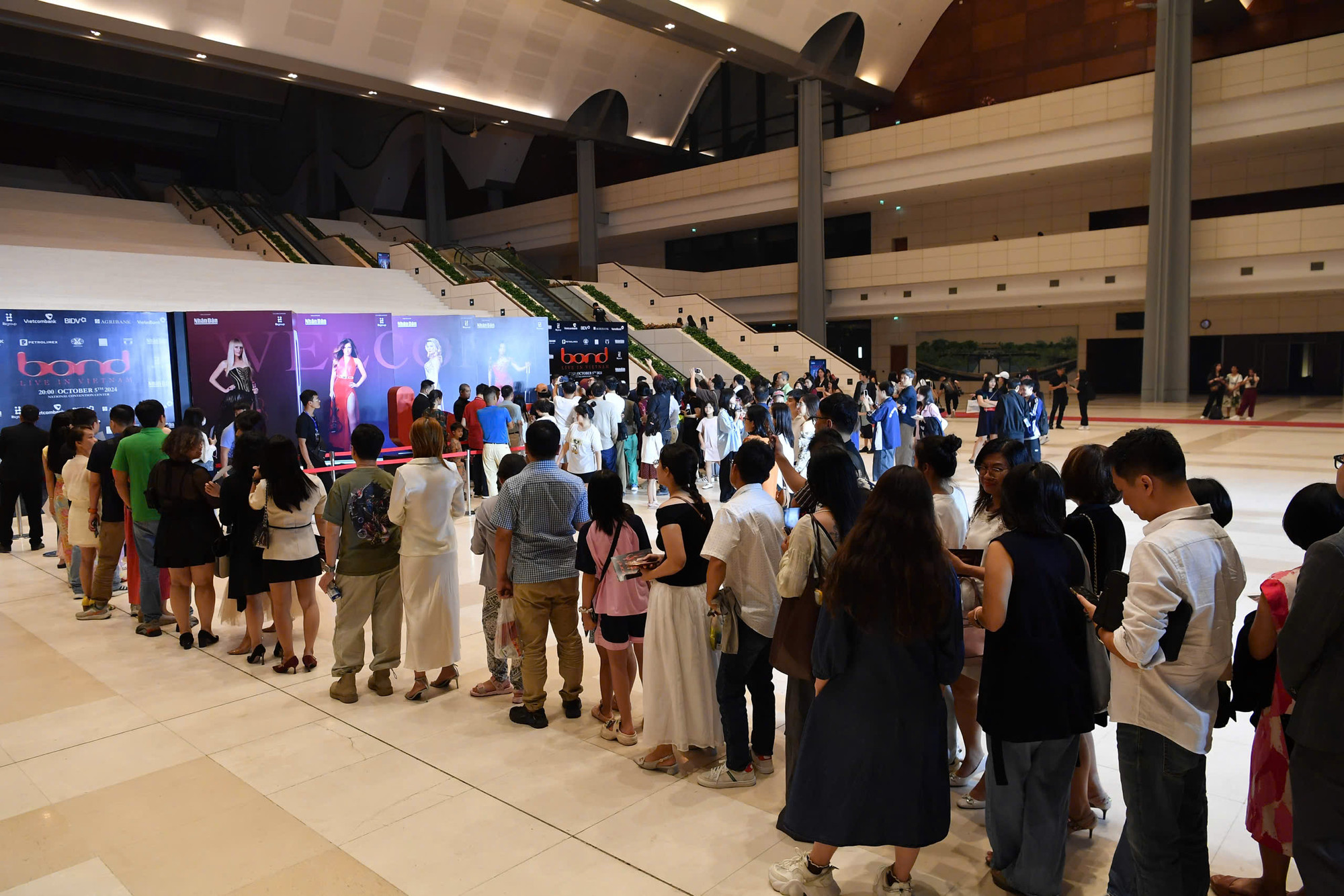 [Ảnh] Hàng trăm khán giả đợi tứ tấu đàn dây Bond ký tặng tới khuya ảnh 5