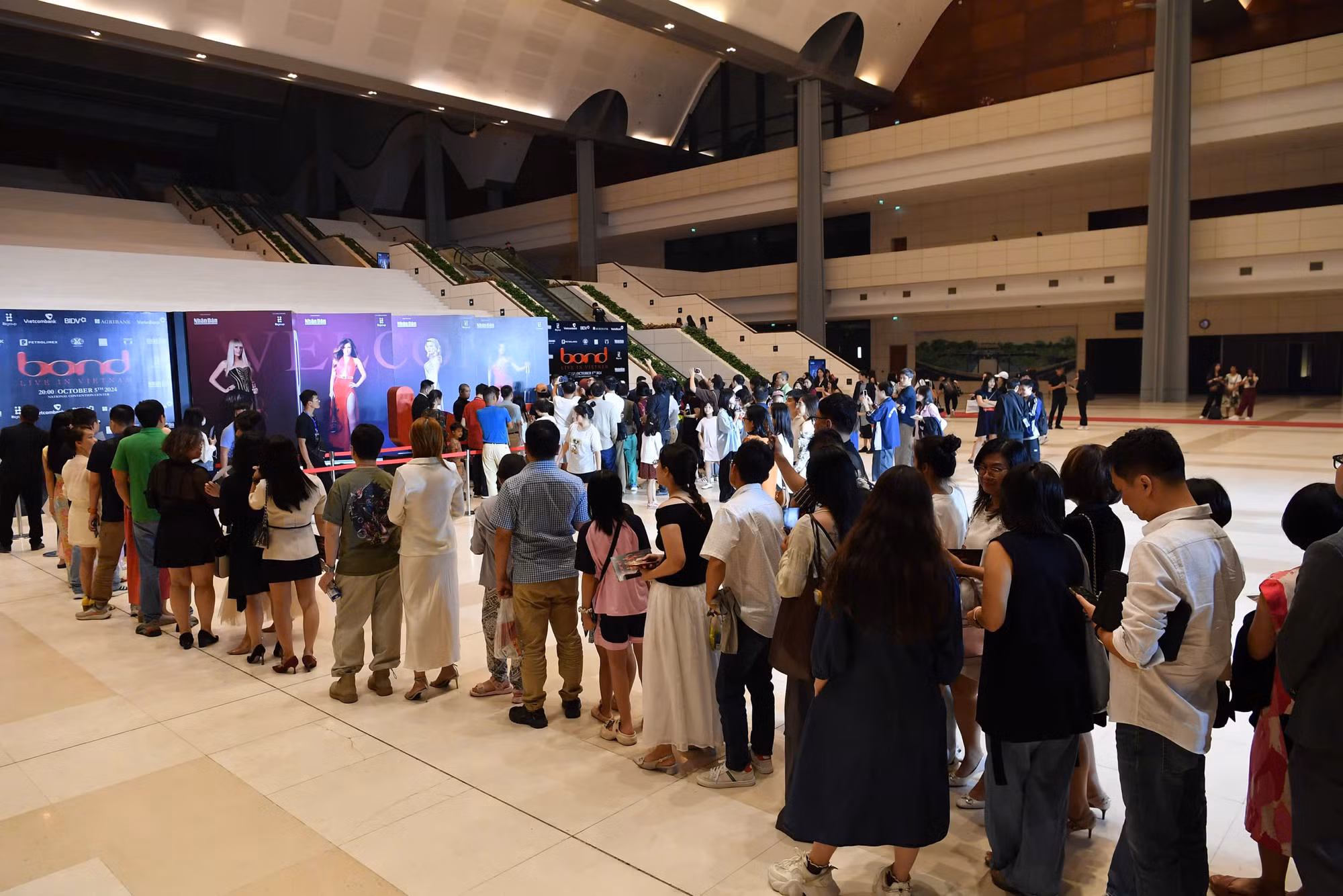 [Ảnh] Hàng trăm khán giả đợi tứ tấu đàn dây Bond ký tặng tới khuya ảnh 5