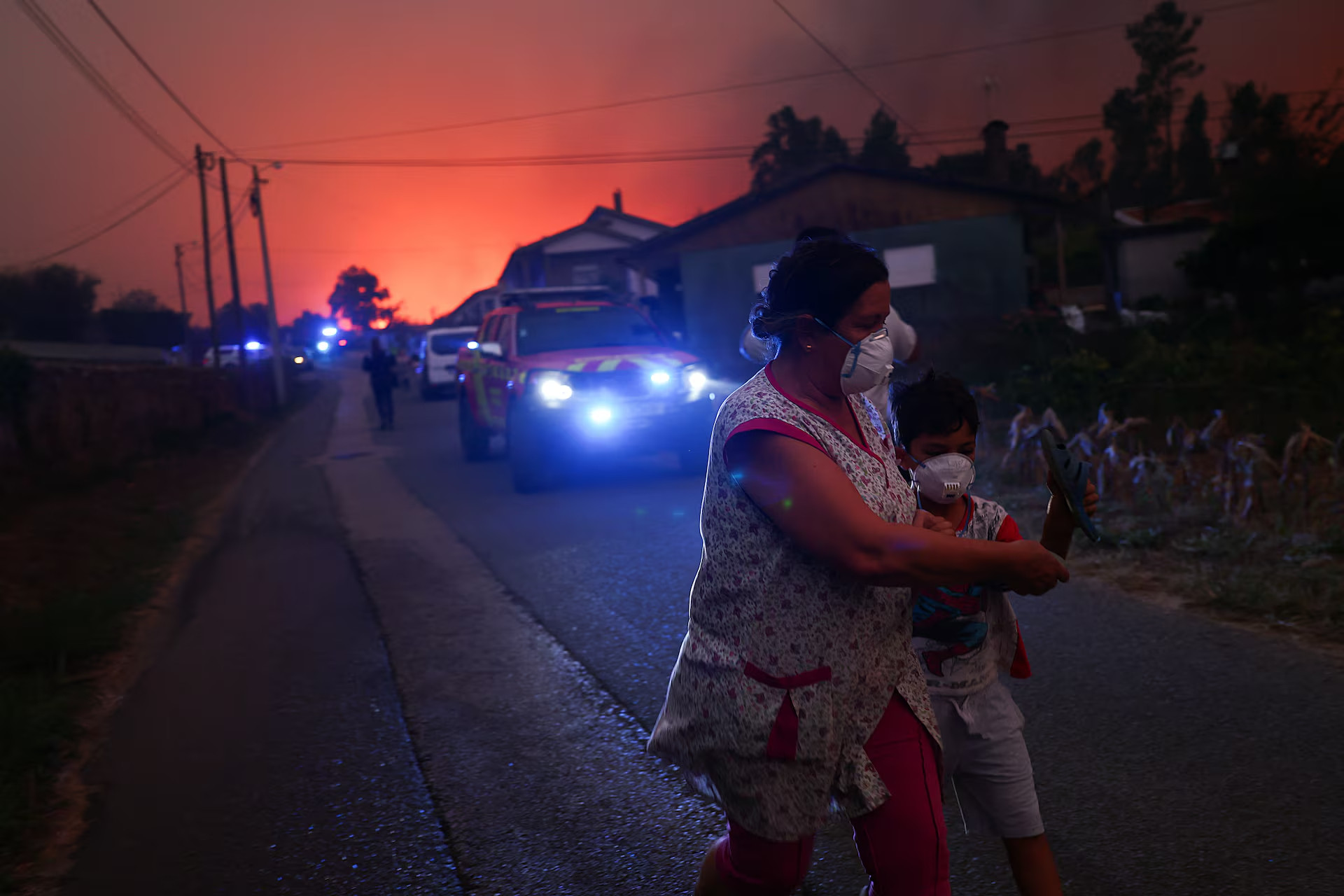 Mọi người rời khỏi nhà khi đám cháy rừng đang tiến gần đến Veiga, Agueda, Bồ Đào Nha ngày 17/9.