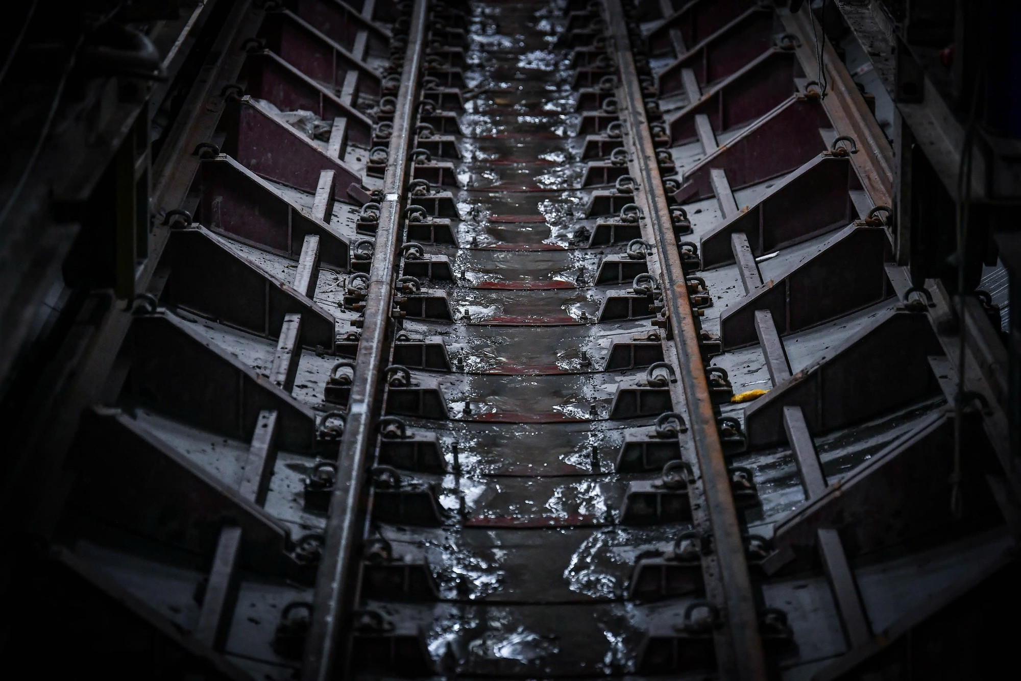 Cận cảnh hệ thống đường ray đã được lắp đặt trong hầm tại ga ngầm S9.