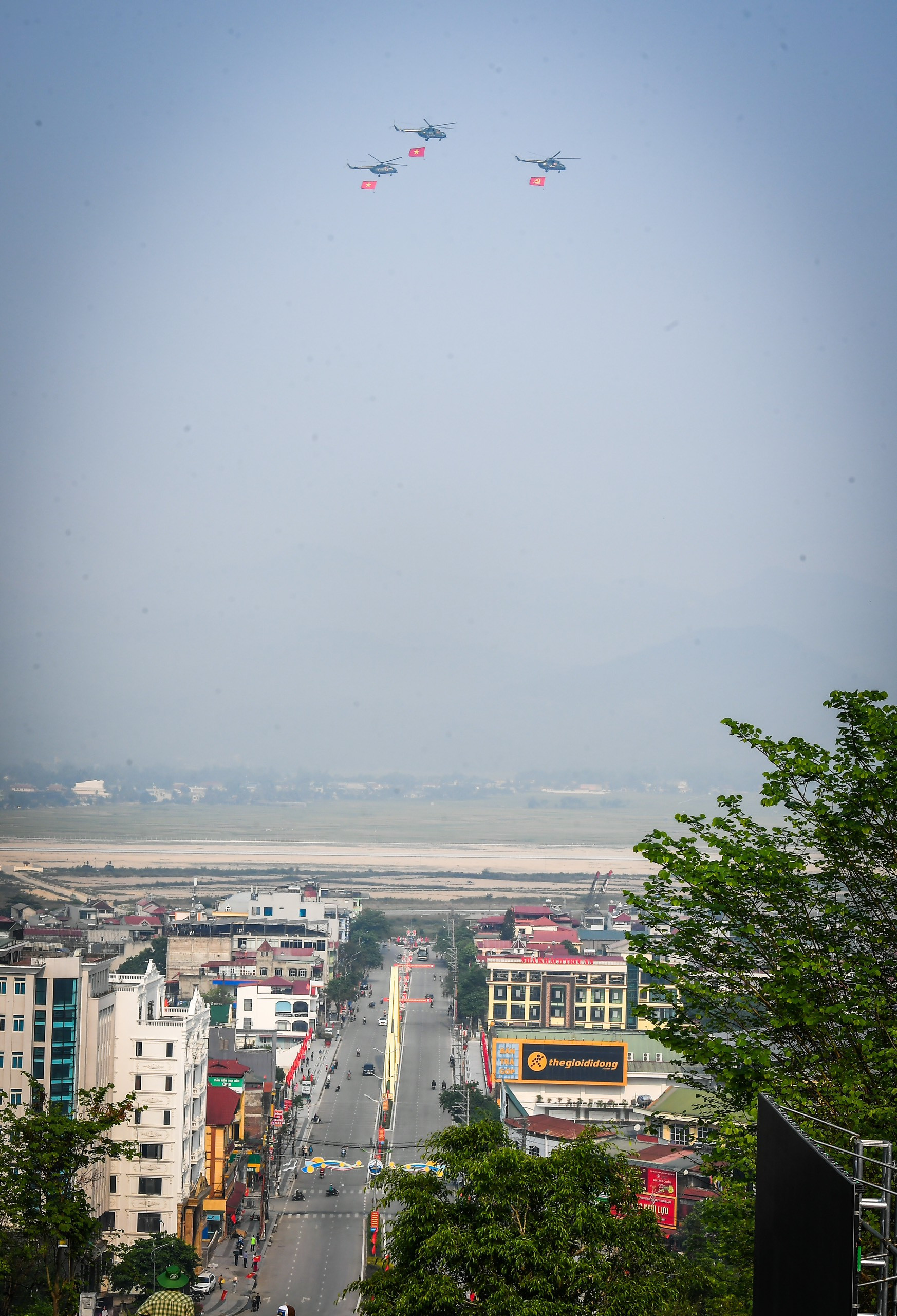 Máy bay bay trên thành phố Điện Biên Phủ, hướng về sân vận động trung tâm. Máy bay bay trên thành phố Điện Biên Phủ, hướng về sân vận động trung tâm.