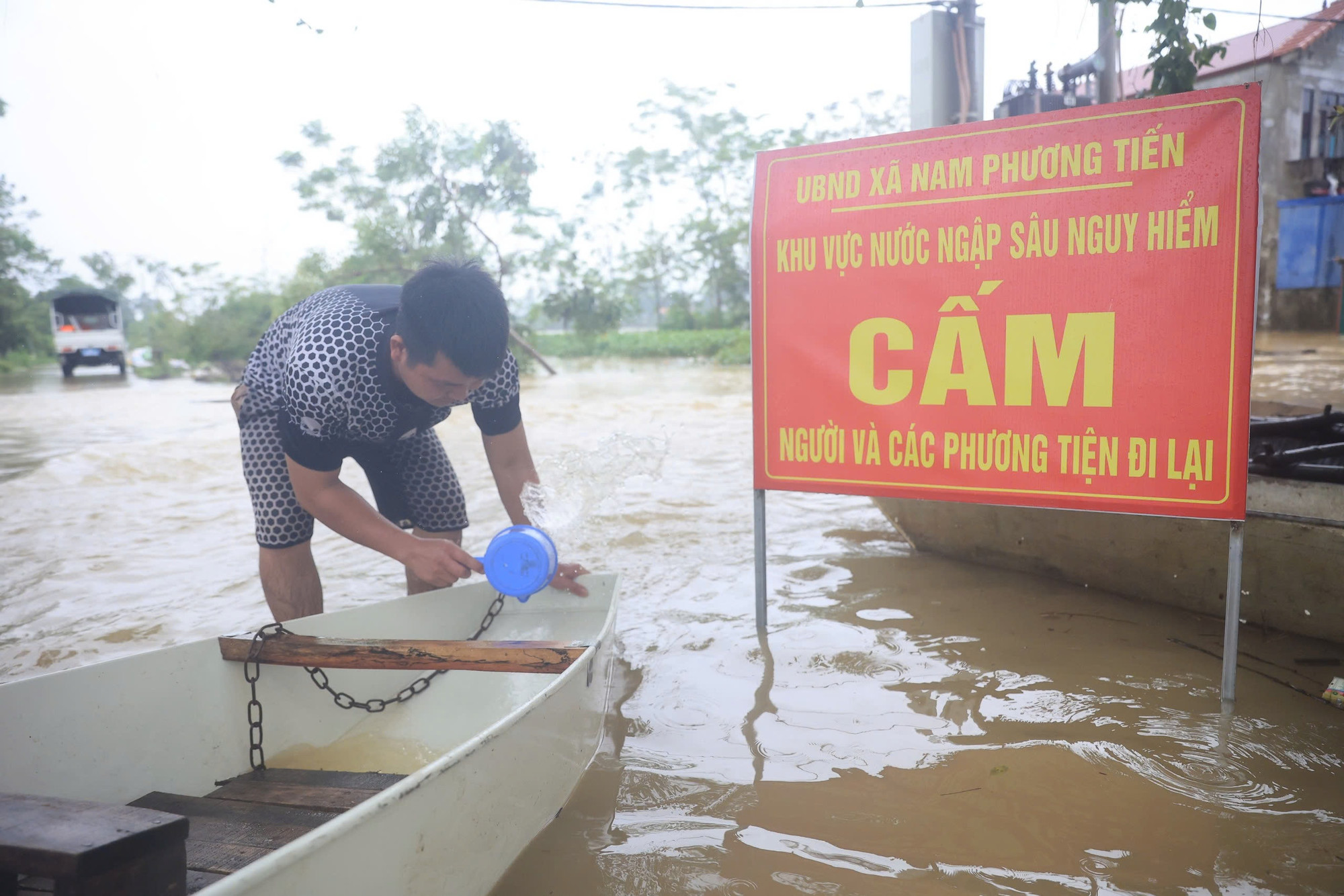 Tại Nam Phương Tiến, các biển cảnh báo khu vực ngập sâu nguy hiểm đã được cắm.