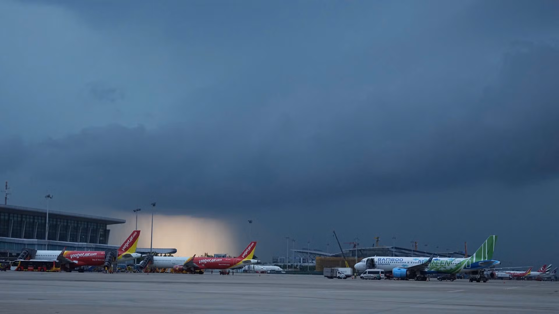 [Ảnh] Cận cảnh quy trình chằng, néo máy bay trước bão số 3 tại sân bay Nội Bài ảnh 1