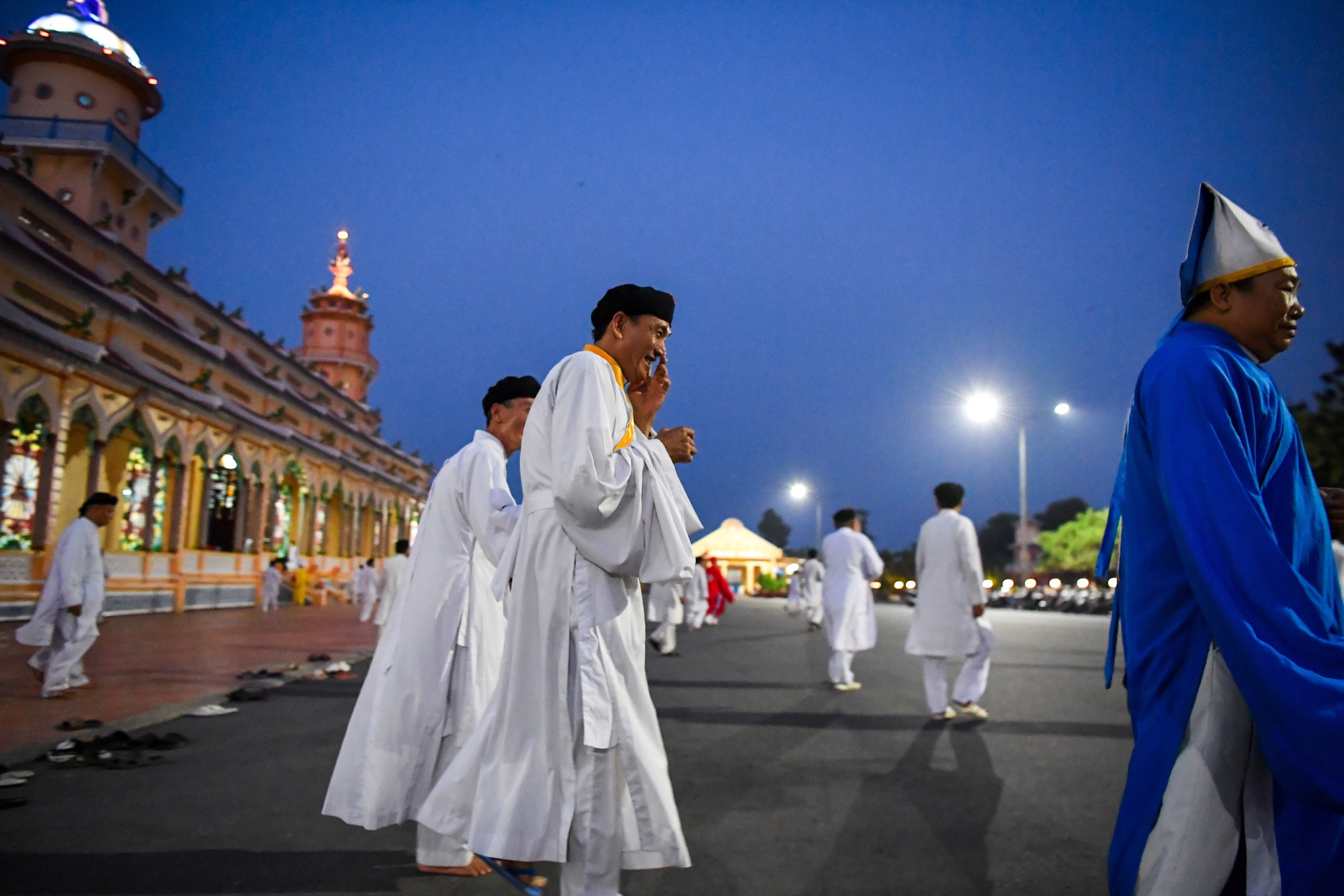 Các tín đồ rời khỏi Tòa Thánh sau khóa lễ. Các tín đồ rời khỏi Tòa Thánh sau khóa lễ.