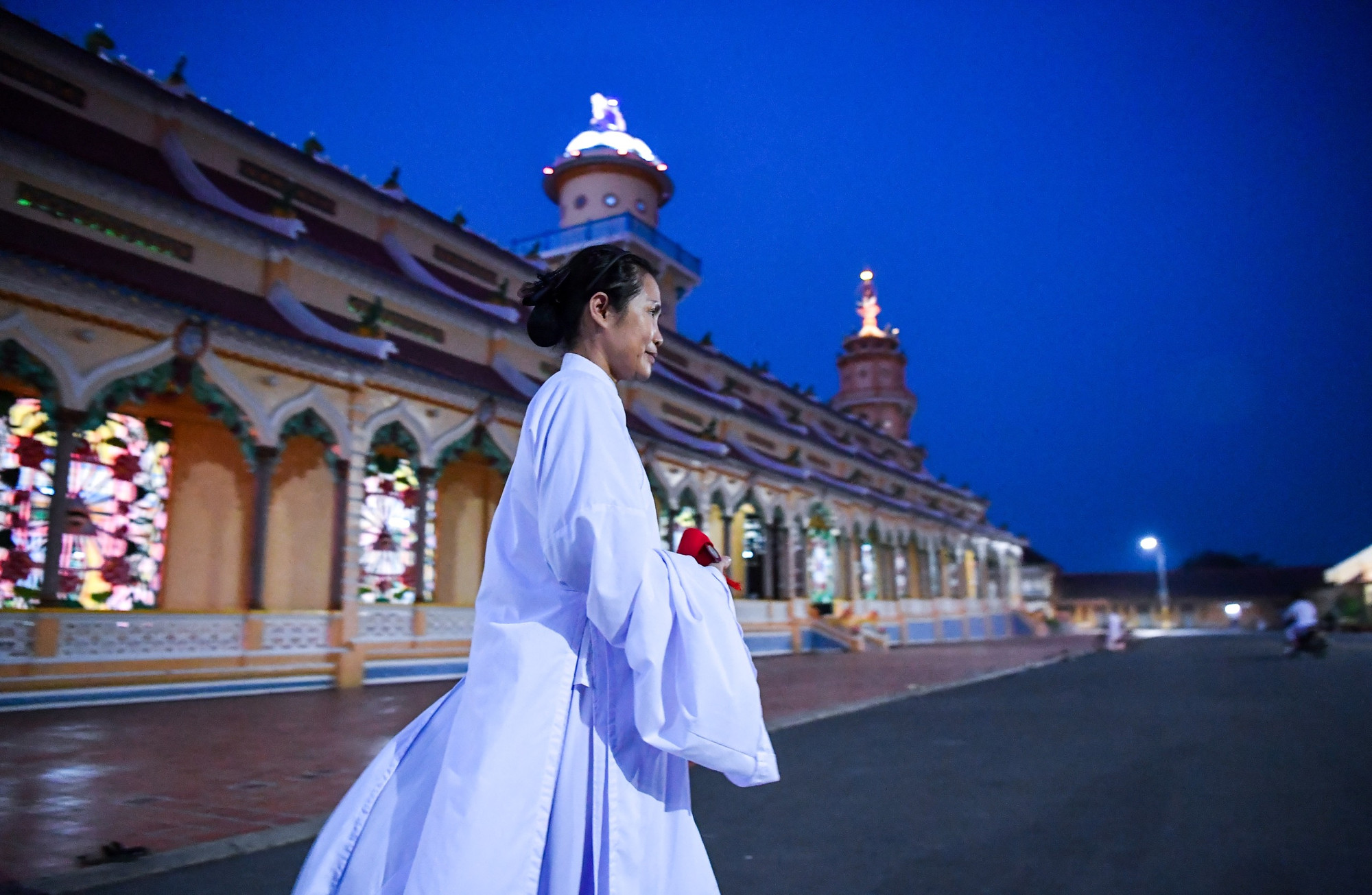 Các tín đồ rời khỏi Tòa Thánh sau khóa lễ. Các tín đồ rời khỏi Tòa Thánh sau khóa lễ.