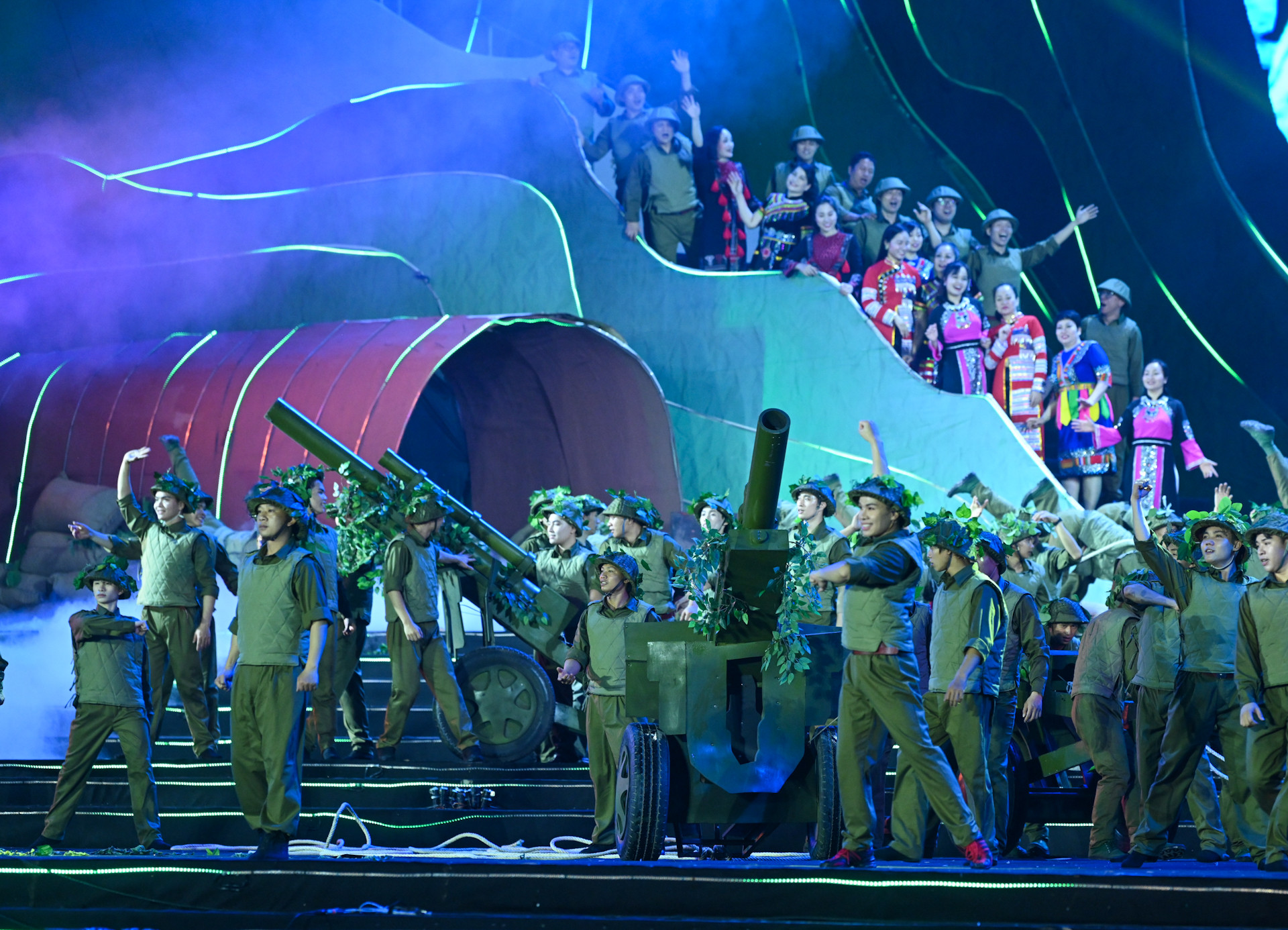 Hình ảnh đồng bào các dân tộc tham gia chiến dịch, mang đồ tiếp tế đến chiến trường được tái hiện cùng giai điệu Pỉ noọng ơi. Hò kéo pháo - Đường lên phía trước được biểu diễn bởi NSND Trần Hiếu, đại hợp xướng 100 người acapella không nhạc đệm, các cựu chiến binh chơi accordeon, guitar với phần dàn dựng hình ảnh hàng trăm chiến sĩ kéo pháo vào mặt trận Điện Biên Phủ.