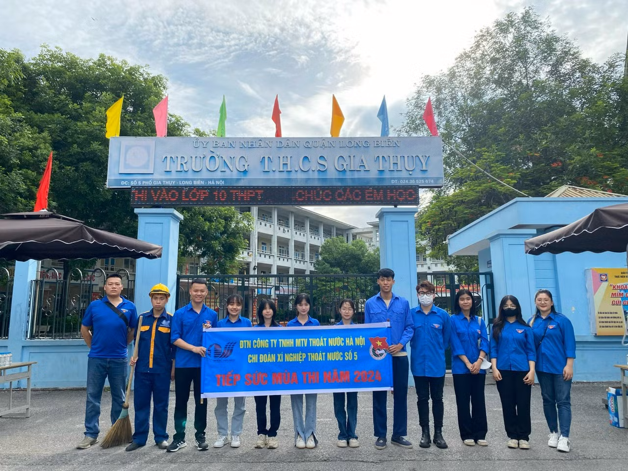 [Ảnh] Hơn 4.000 tình nguyện viên đồng hành, tiếp sức thí sinh thi vào lớp 10 tại Hà Nội ảnh 11