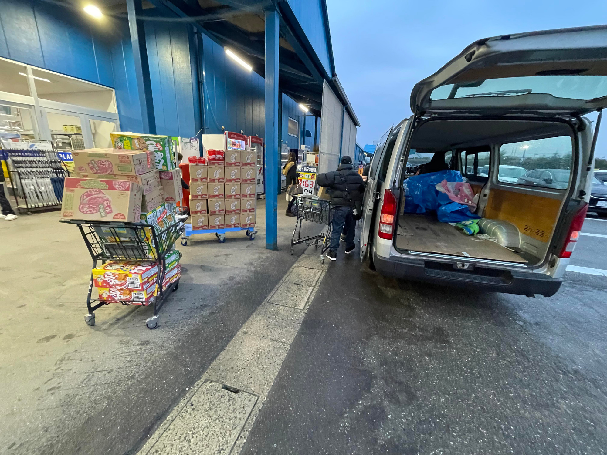 Trong chuyến cứu trợ đầu tiên, nhóm của anh Được đã mua "tất cả những gì có thể" tại siêu thị gần nhà...