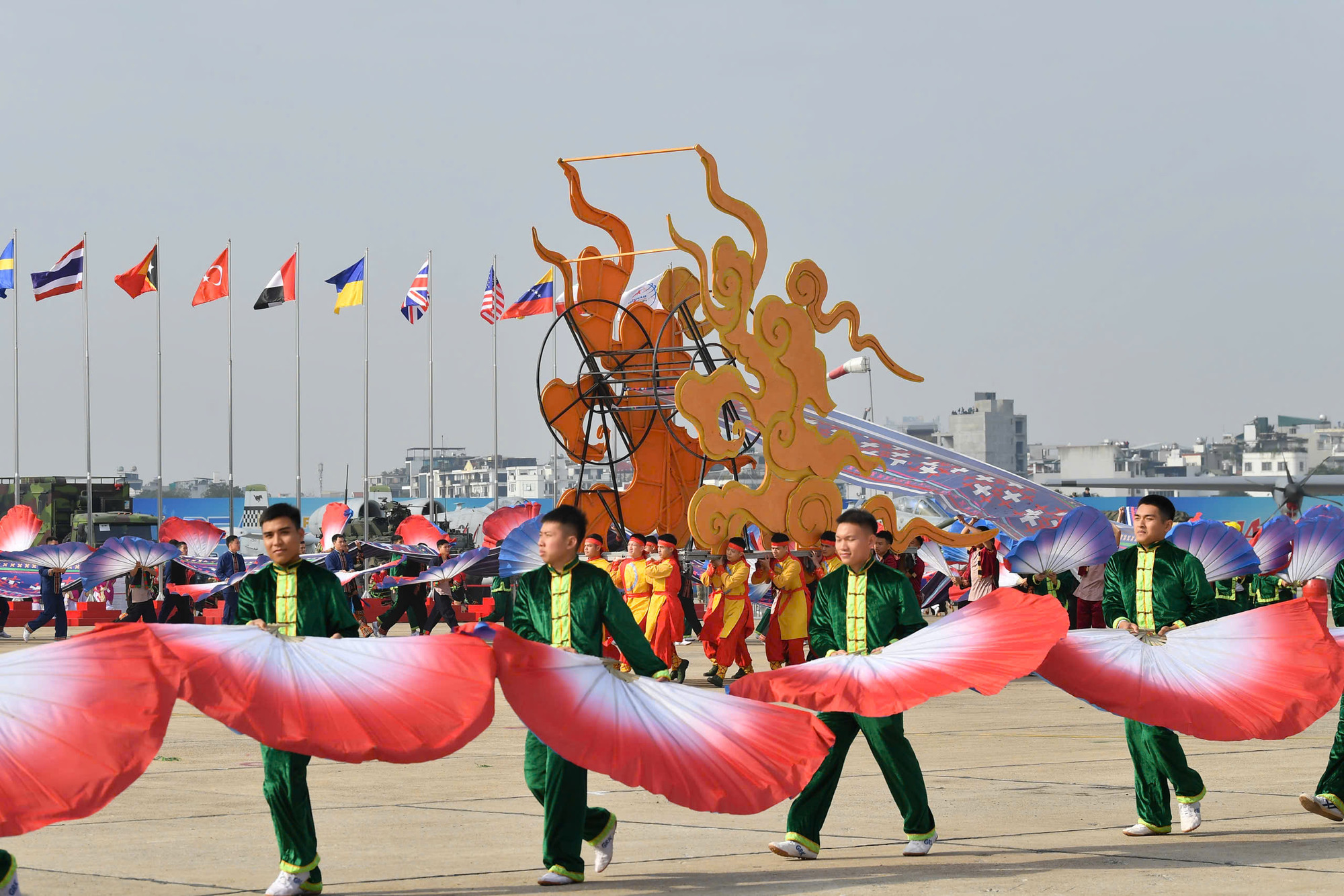 Màn biểu diễn nghệ thuật mở đầu Triển lãm Quốc phòng quốc tế Việt Nam 2024.