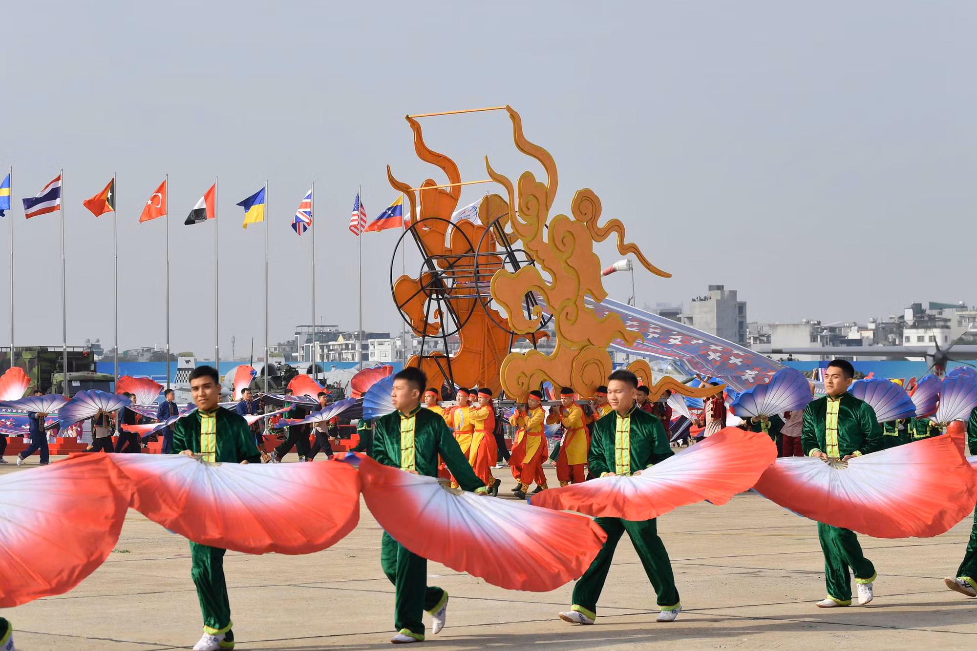 Màn biểu diễn nghệ thuật mở đầu Triển lãm Quốc phòng quốc tế Việt Nam 2024.