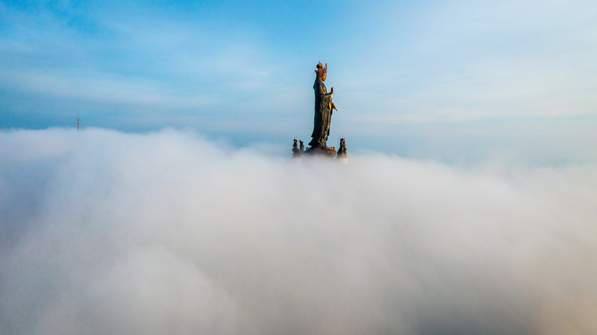 [Ảnh] Chiêm ngưỡng biển mây huyền ảo trên đỉnh núi Bà Đen Tây Ninh ảnh 2