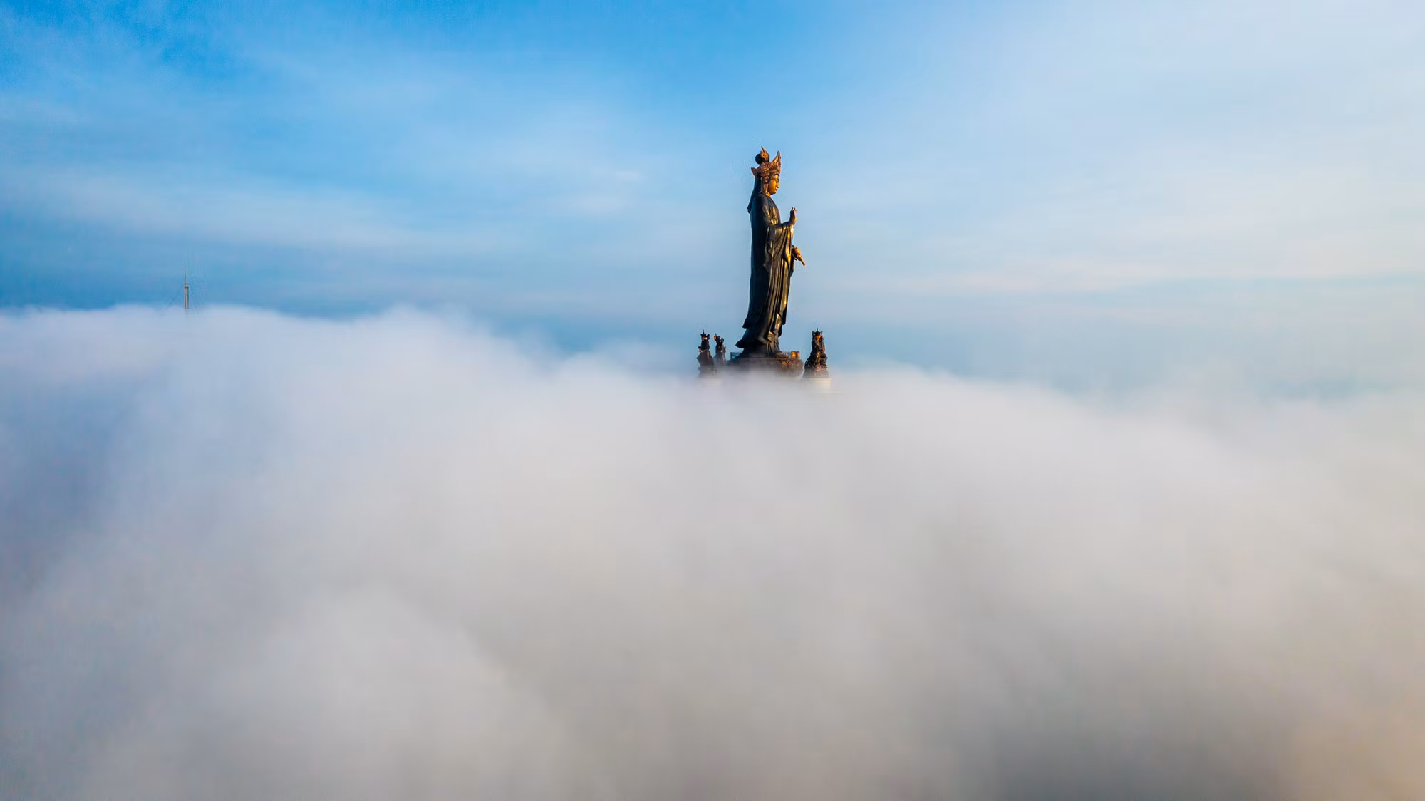 [Ảnh] Chiêm ngưỡng biển mây huyền ảo trên đỉnh núi Bà Đen Tây Ninh ảnh 2