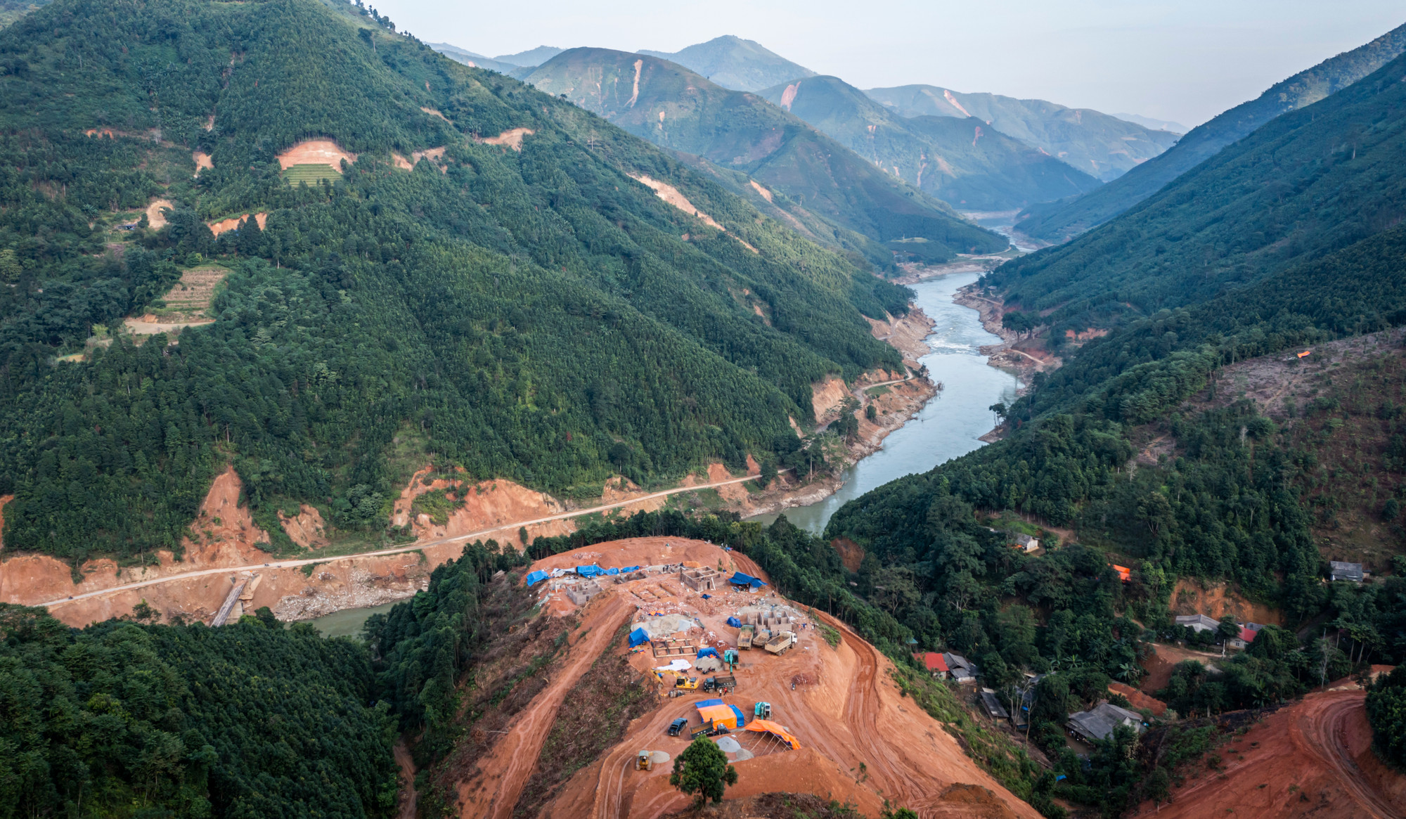 Để hình thành mặt bằng và hệ thống giao thông như hiện nay, đơn vị thi công đã phải san gạt khối lượng đất đá ước tính 120.000m3.