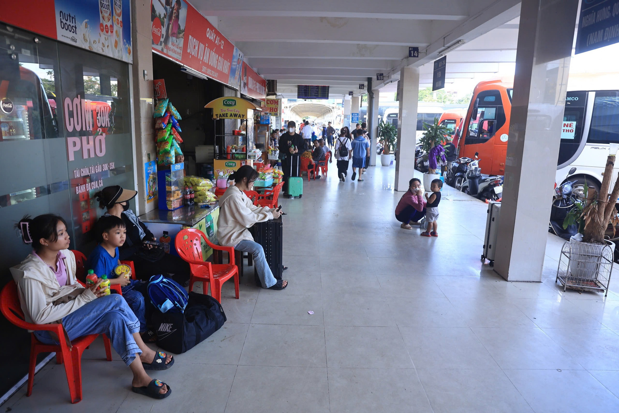 Tại bến xe Giáp Bát, chiều 30/8 ghi nhận lượng khách khá đông. Tại bến xe Giáp Bát, chiều 30/8 ghi nhận lượng khách khá đông.