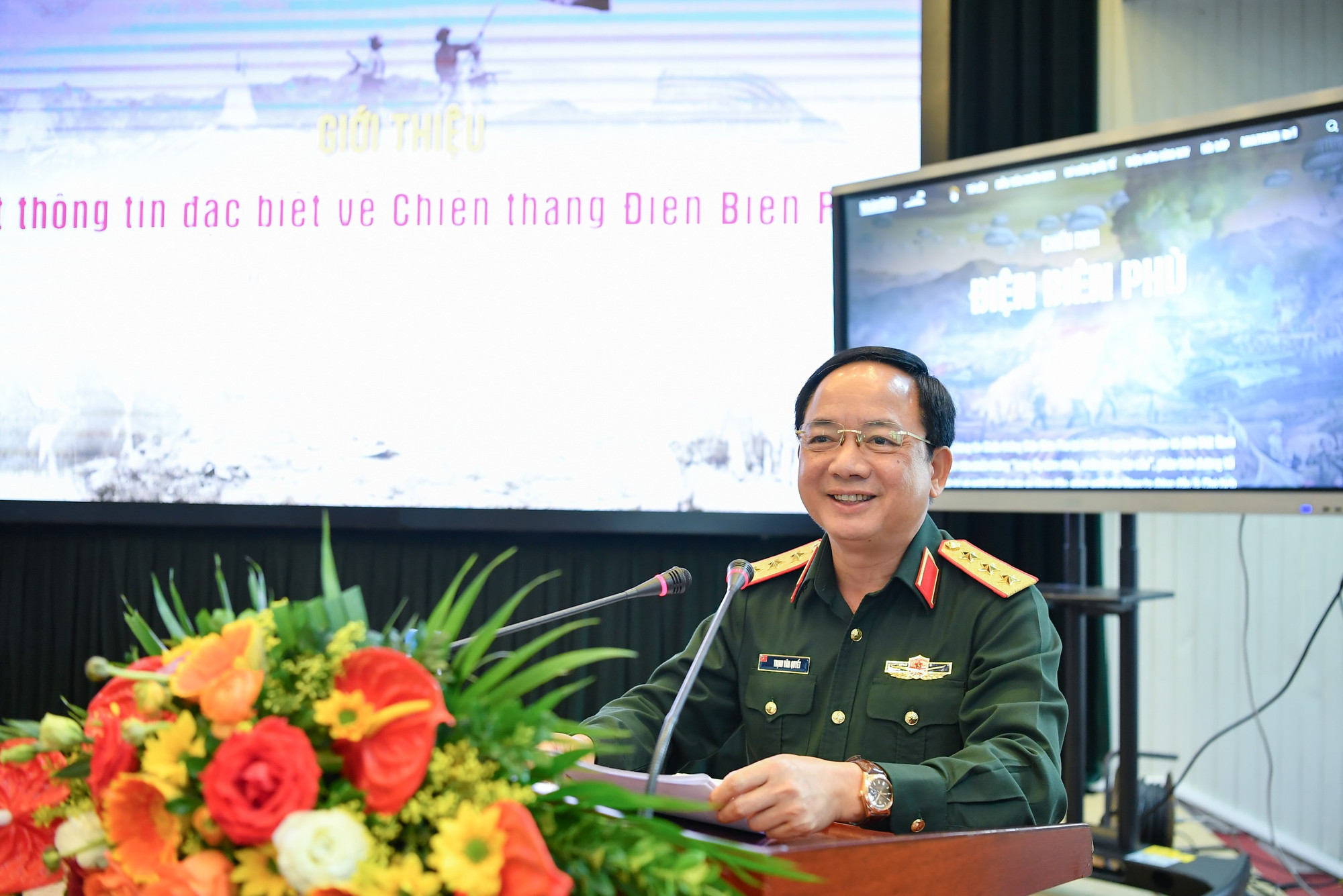 Thượng tướng Trịnh Văn Quyết, Phó Chủ nhiệm Tổng cục Chính trị Quân đội nhân dân Việt Nam, chia sẻ tại buổi giới thiệu Đợt thông tin đặc biệt về Chiến thắng Điện Biên Phủ trên Báo Nhân Dân. (Ảnh: THÀNH ĐẠT)