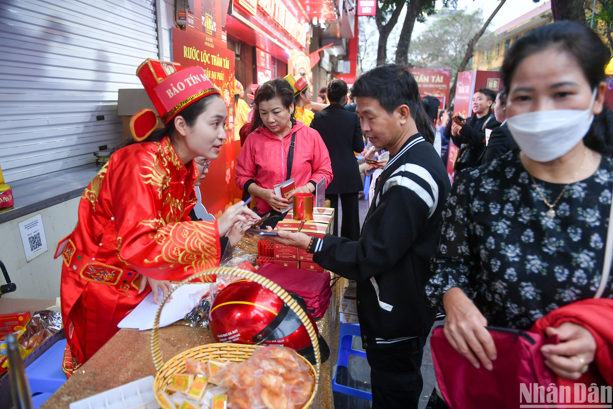Một nhân viên của cửa hàng cho hay: So với các năm trước, lượng khách tới đợi từ sớm đã giảm đi nhiều. Tuy nhiên, cô hy vọng lượng vàng bán ra trong cả Ngày vía Thần Tài sẽ đạt mức ổn như kỳ vọng.